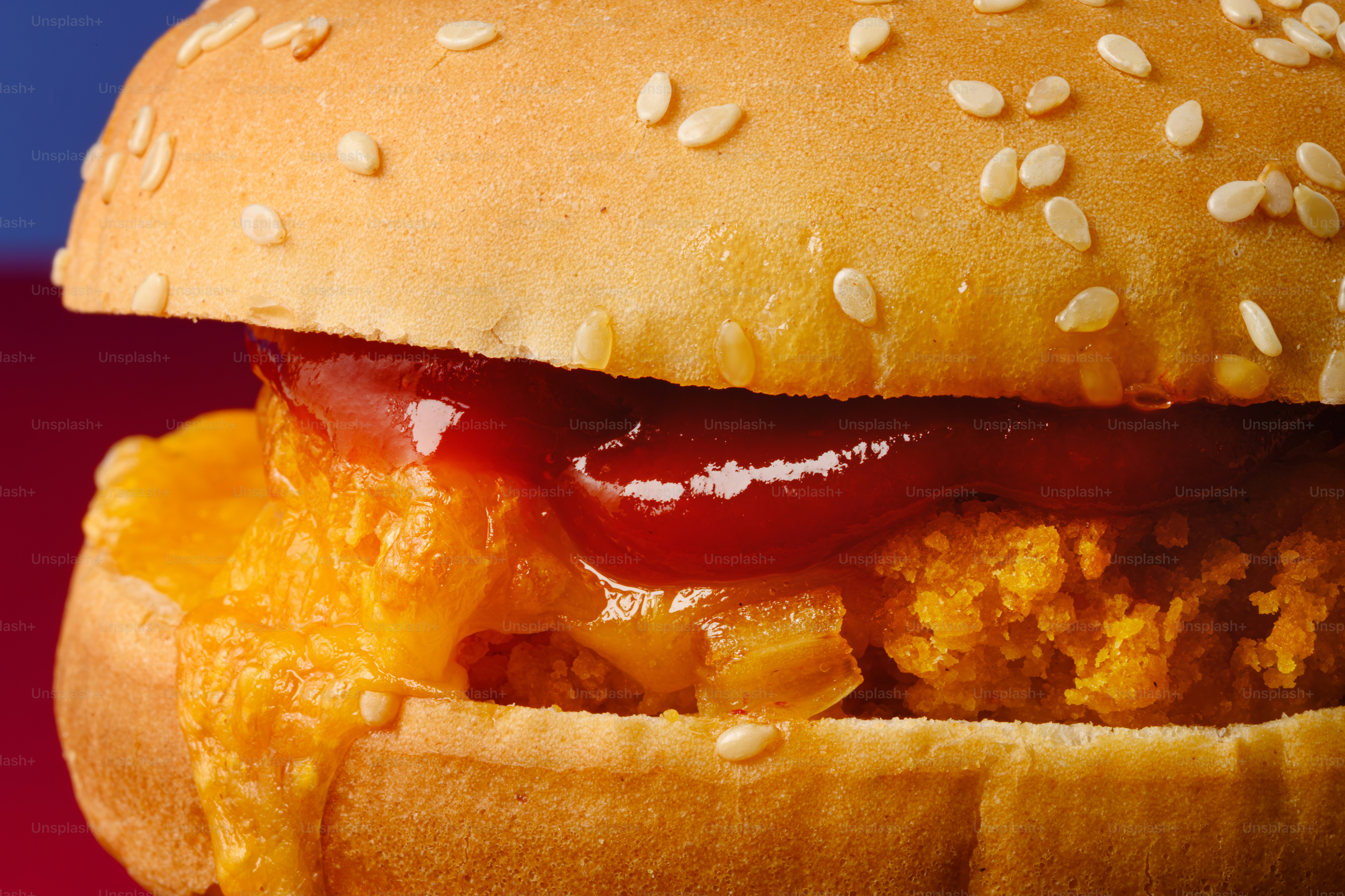 Primo piano di un cheeseburger con ketchup
