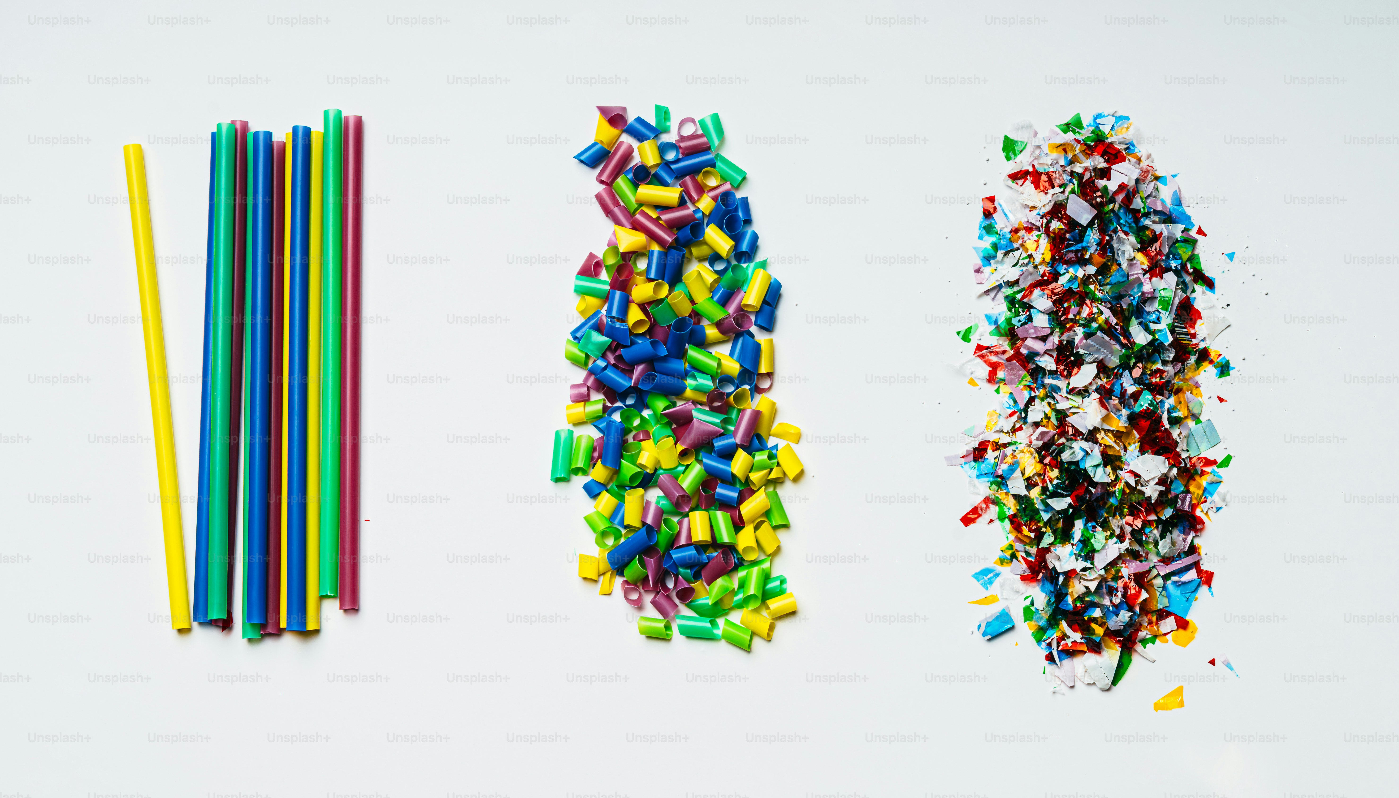 Cannucce di plastica colorate, pezzi rotti e frammenti stracciati