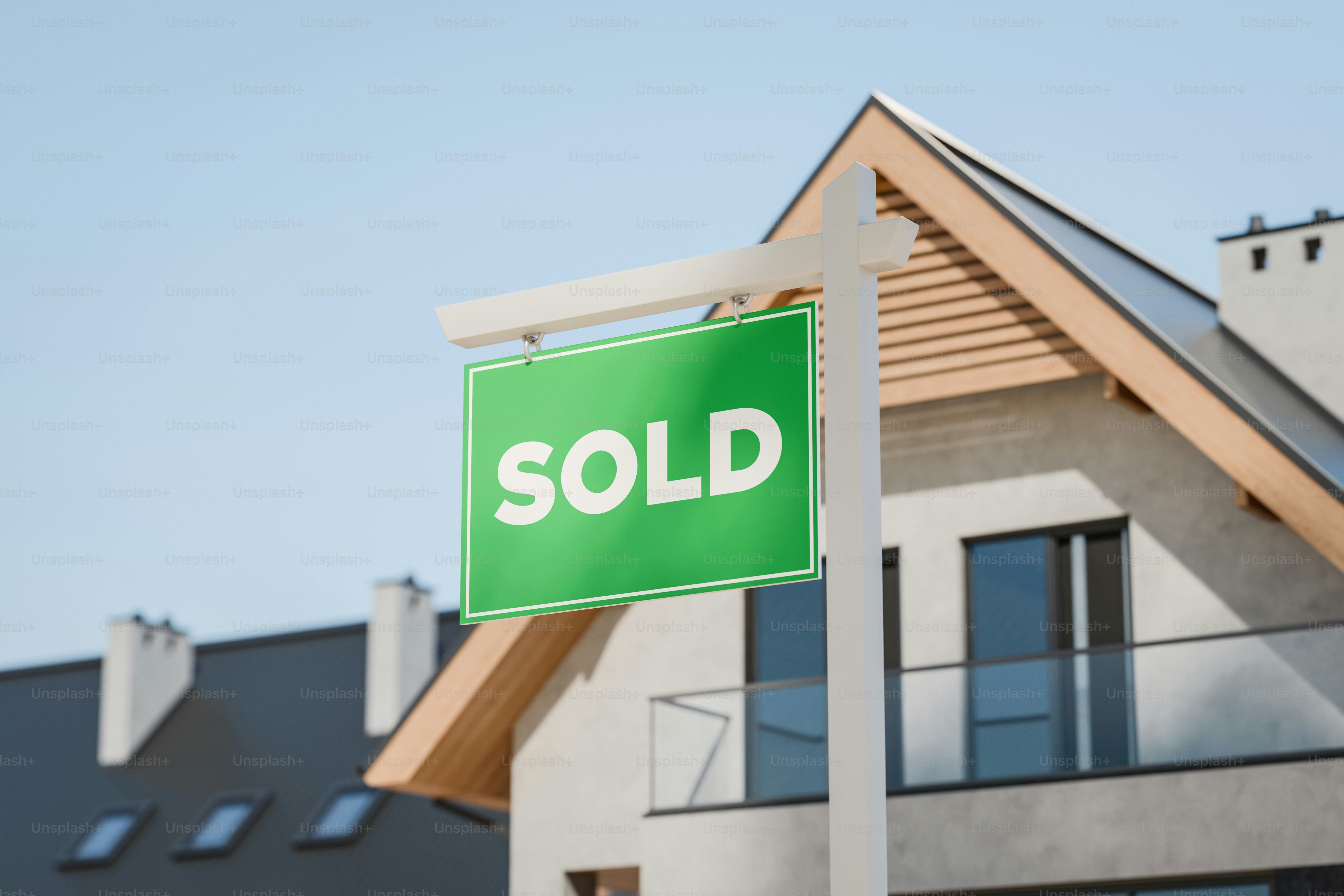 Cartel de Green Sold frente a una casa moderna