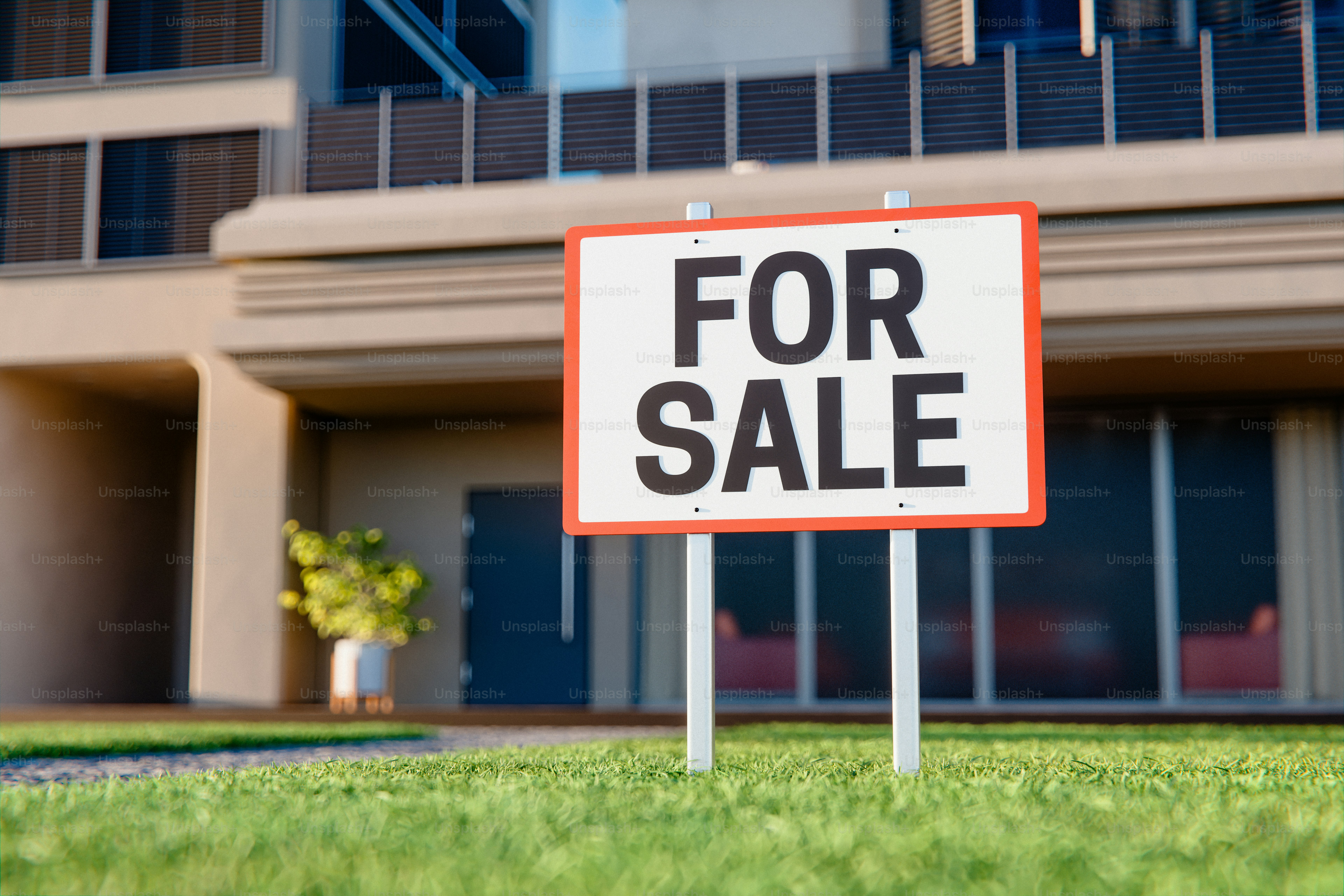 Dijual tanda di depan bangunan modern
