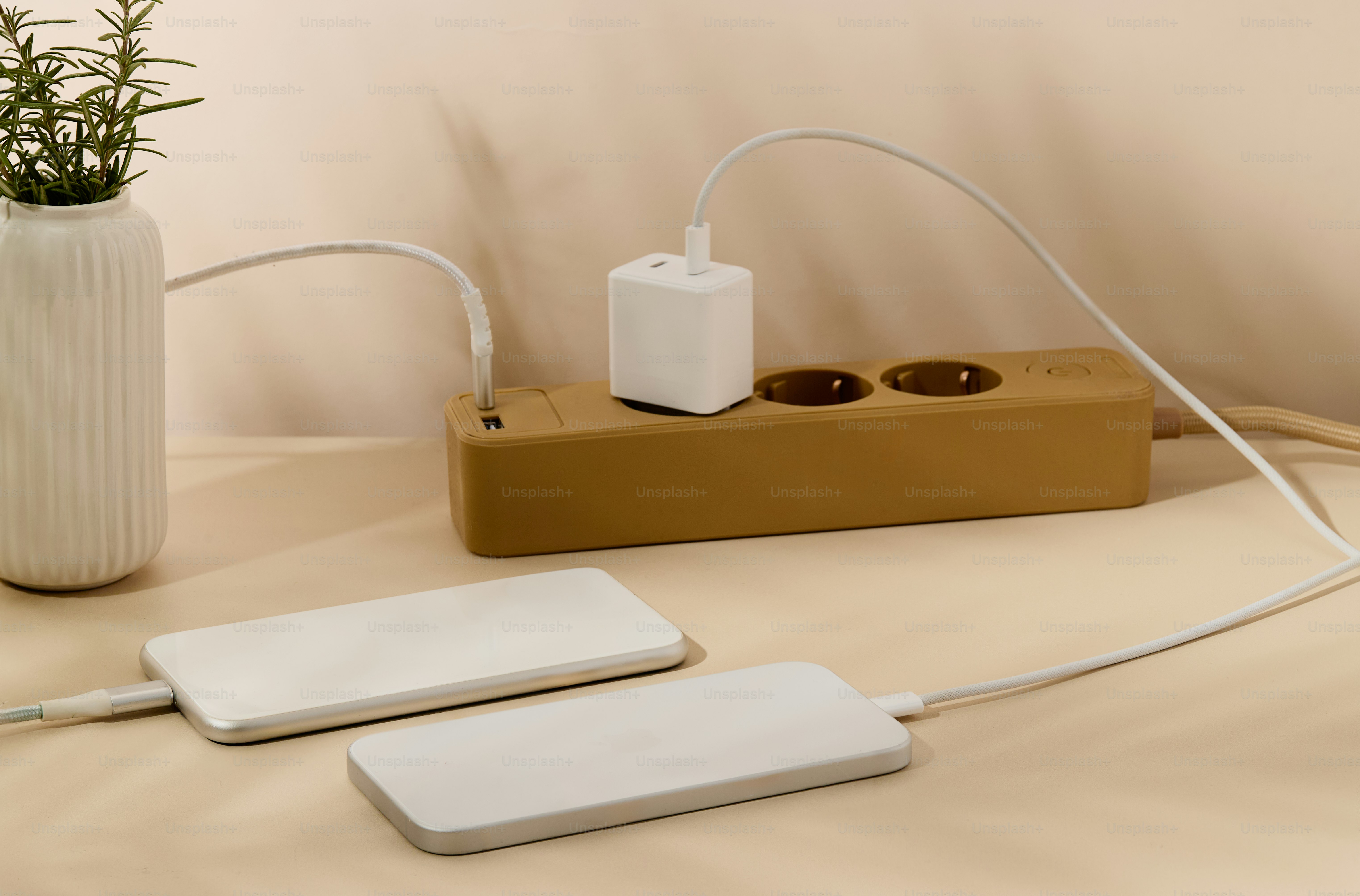 テーブルの上には白いワイヤレス充電器が2つ、電話が置かれている。