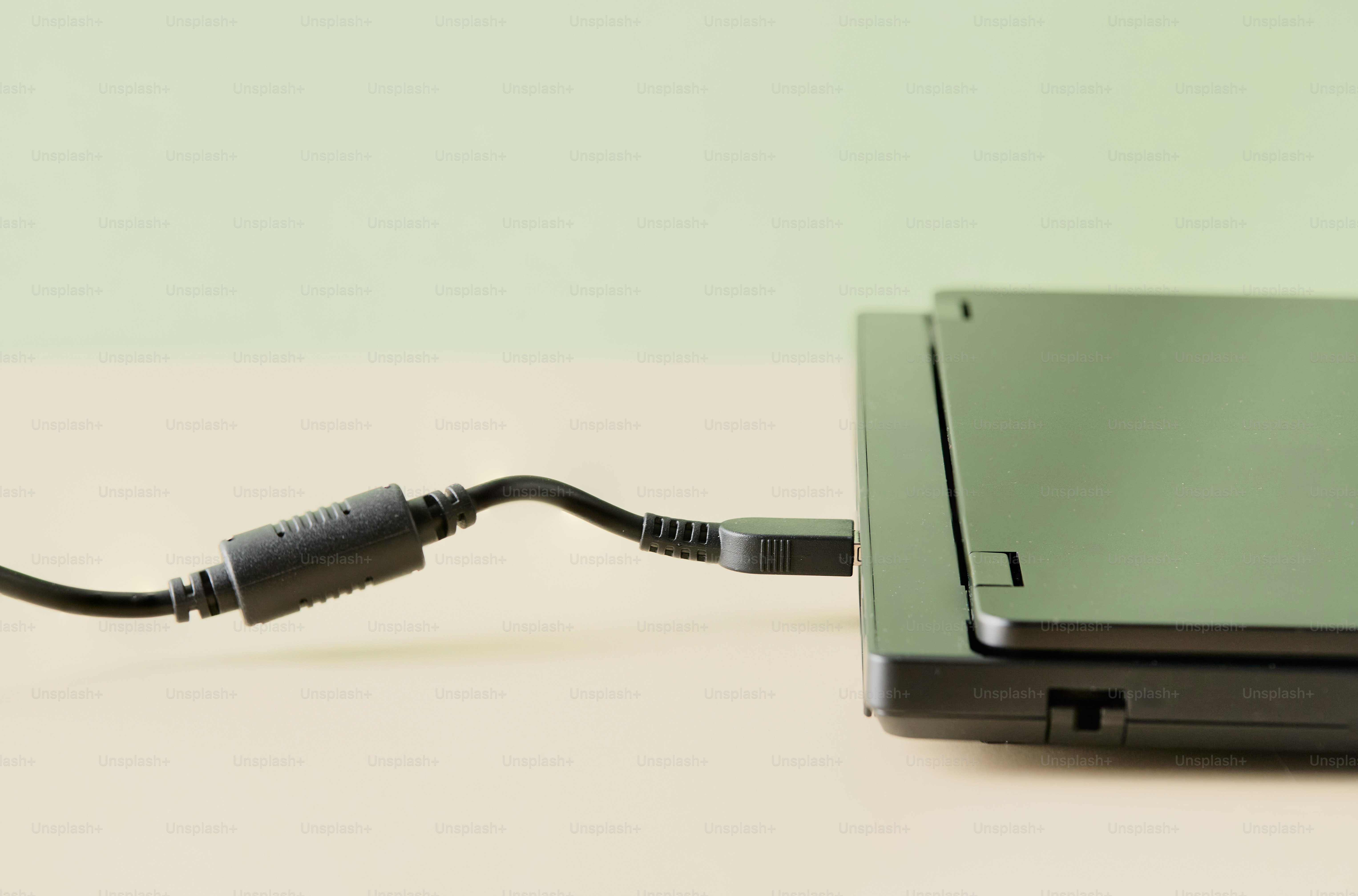 ノートパソコンの充電ケーブルが側面に差し込まれています。
