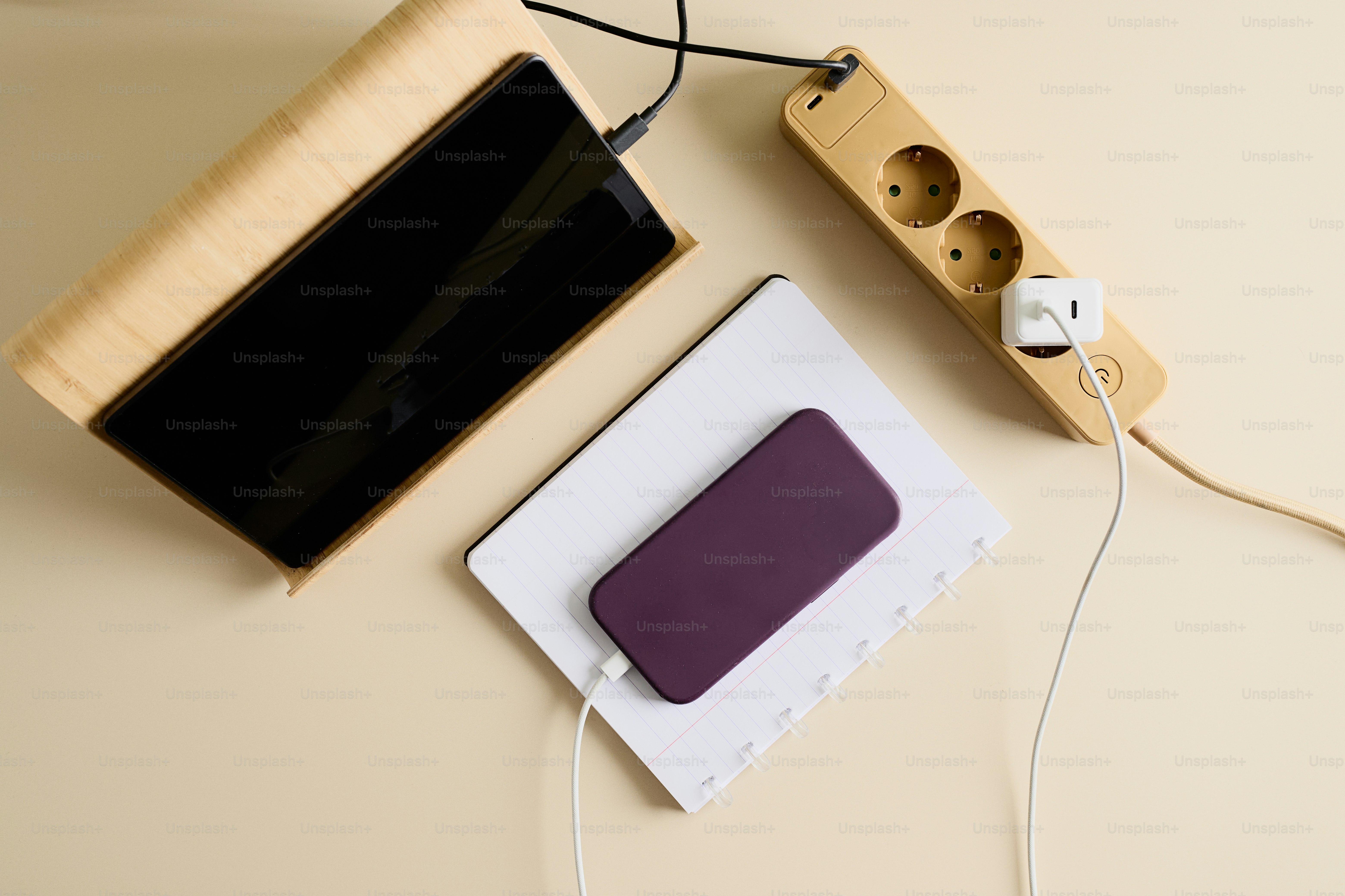電源タップの近くで充電している2台のスマートフォン。