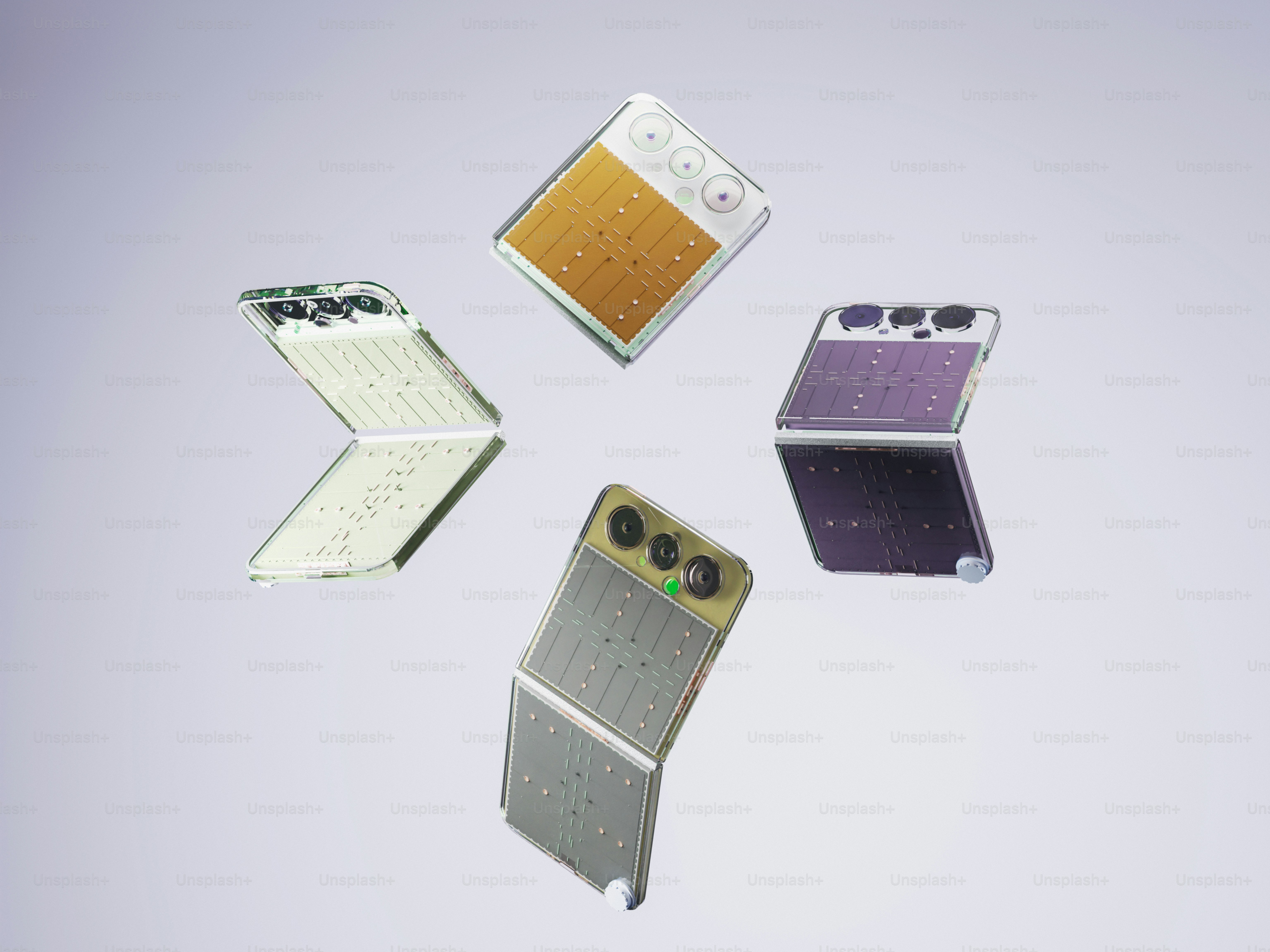 Quattro smartphone pieghevoli disposti in cerchio.