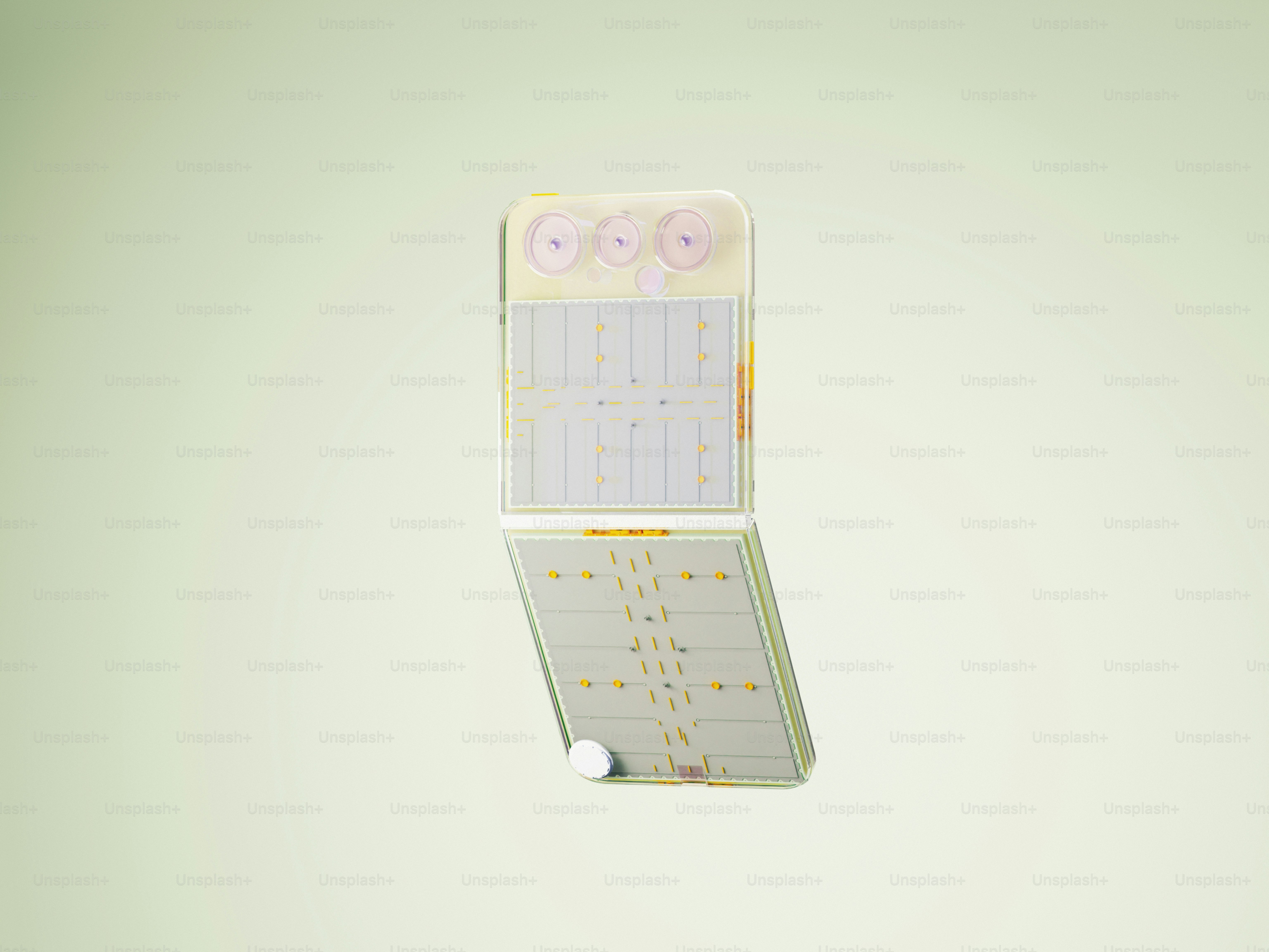 Un calendario è aperto su uno sfondo verde chiaro