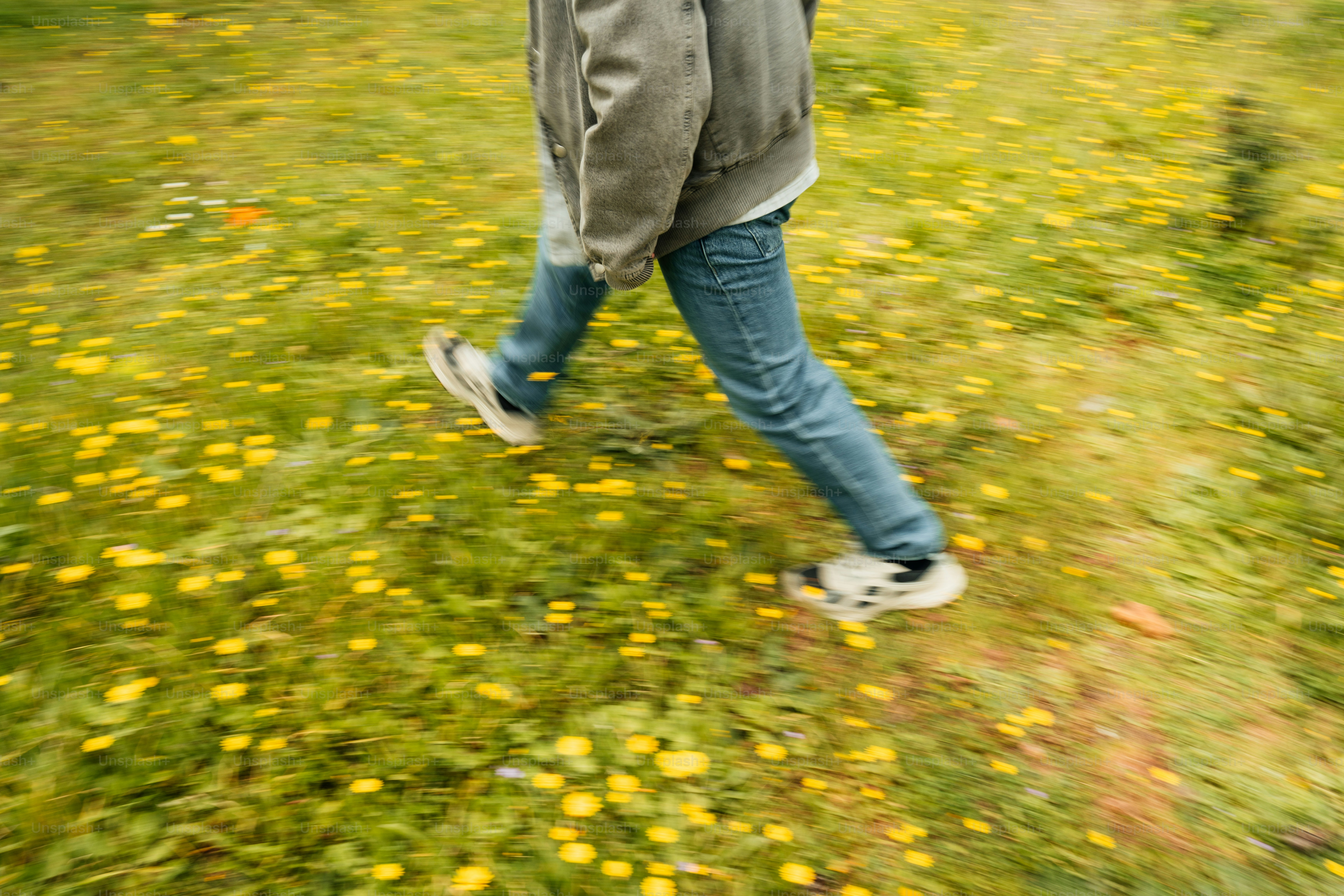 Persona caminando por un campo de flores amarillas