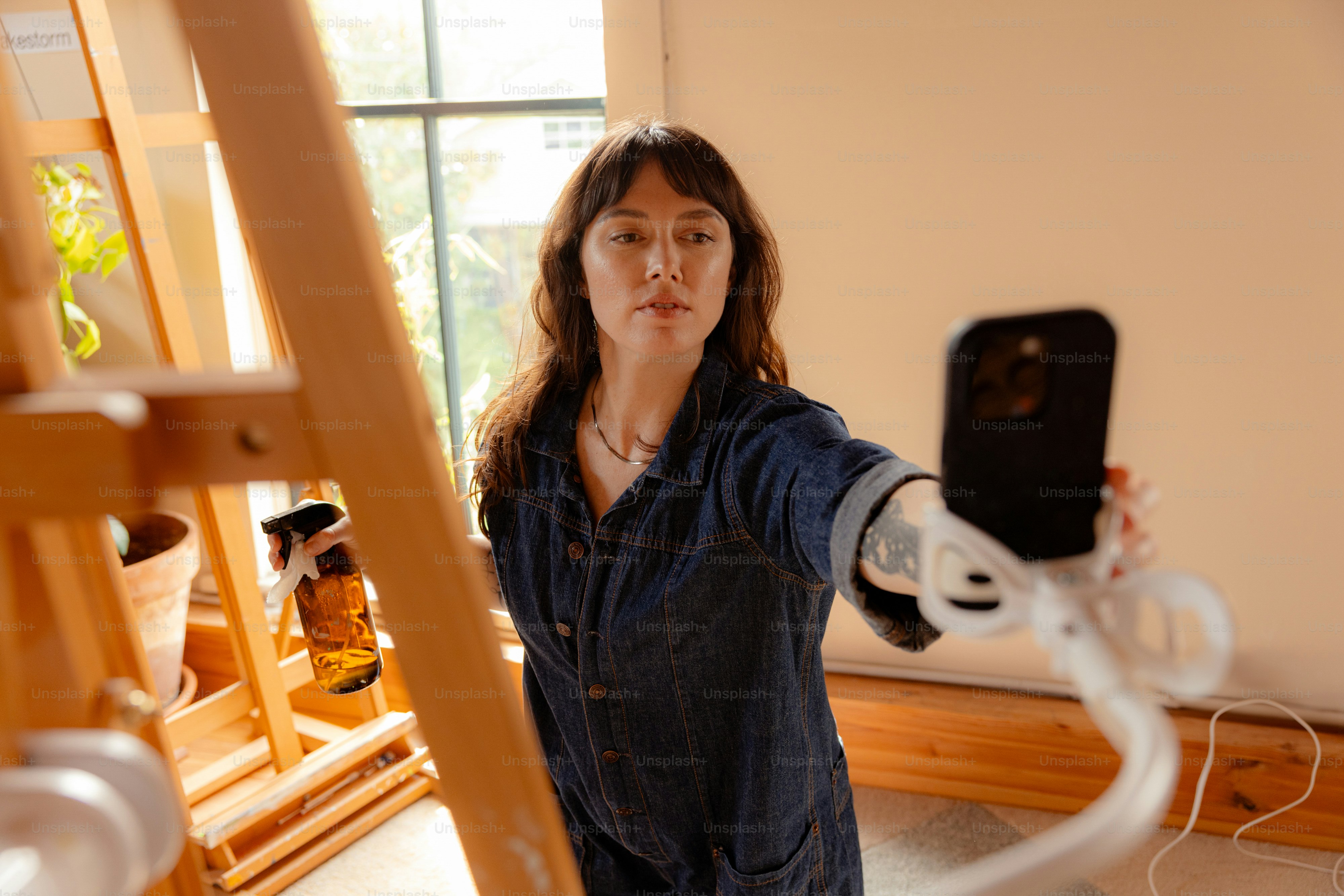 Mujer haciéndose un selfie con el móvil en un soporte flexible