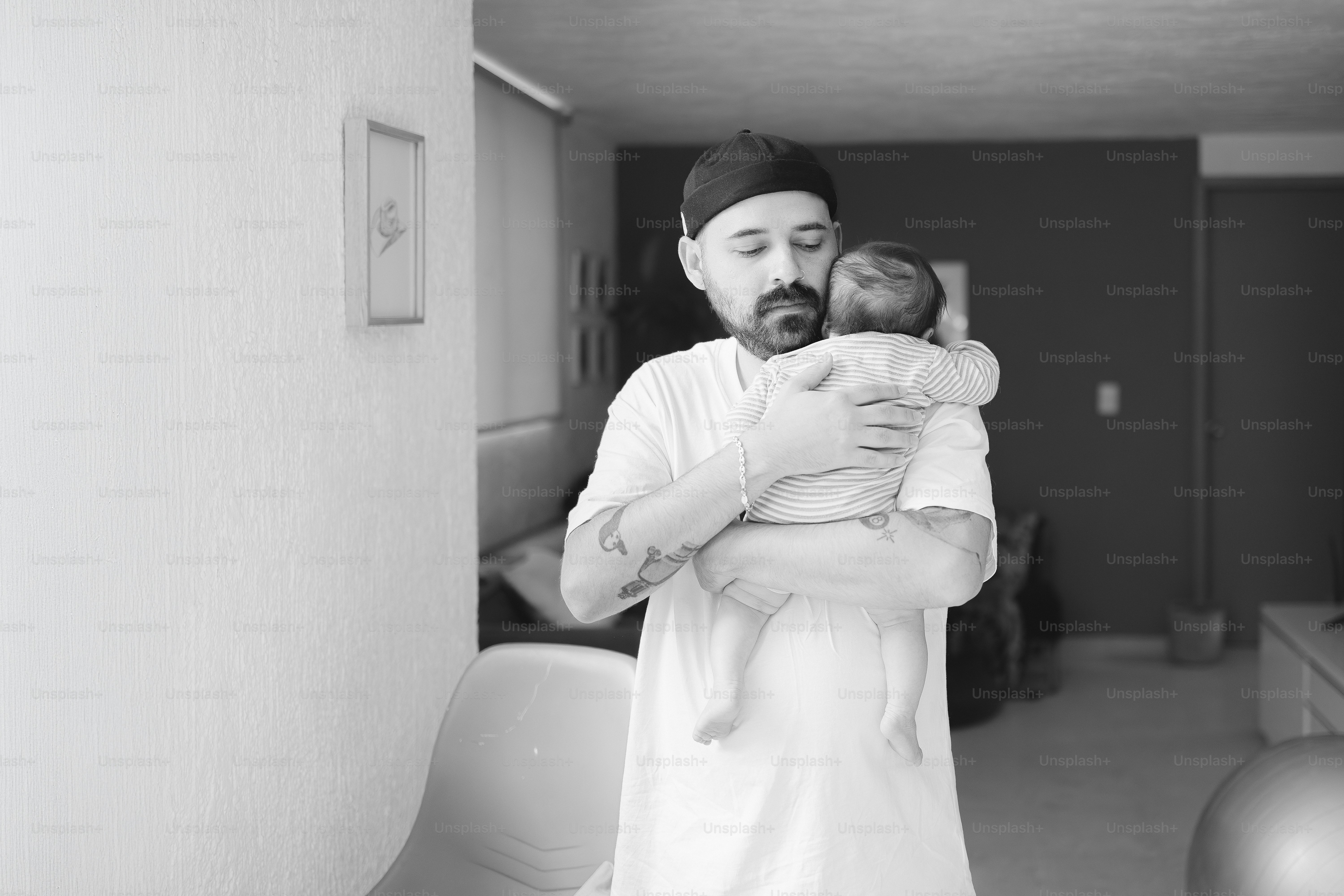 Un homme tenant un bébé à l’intérieur