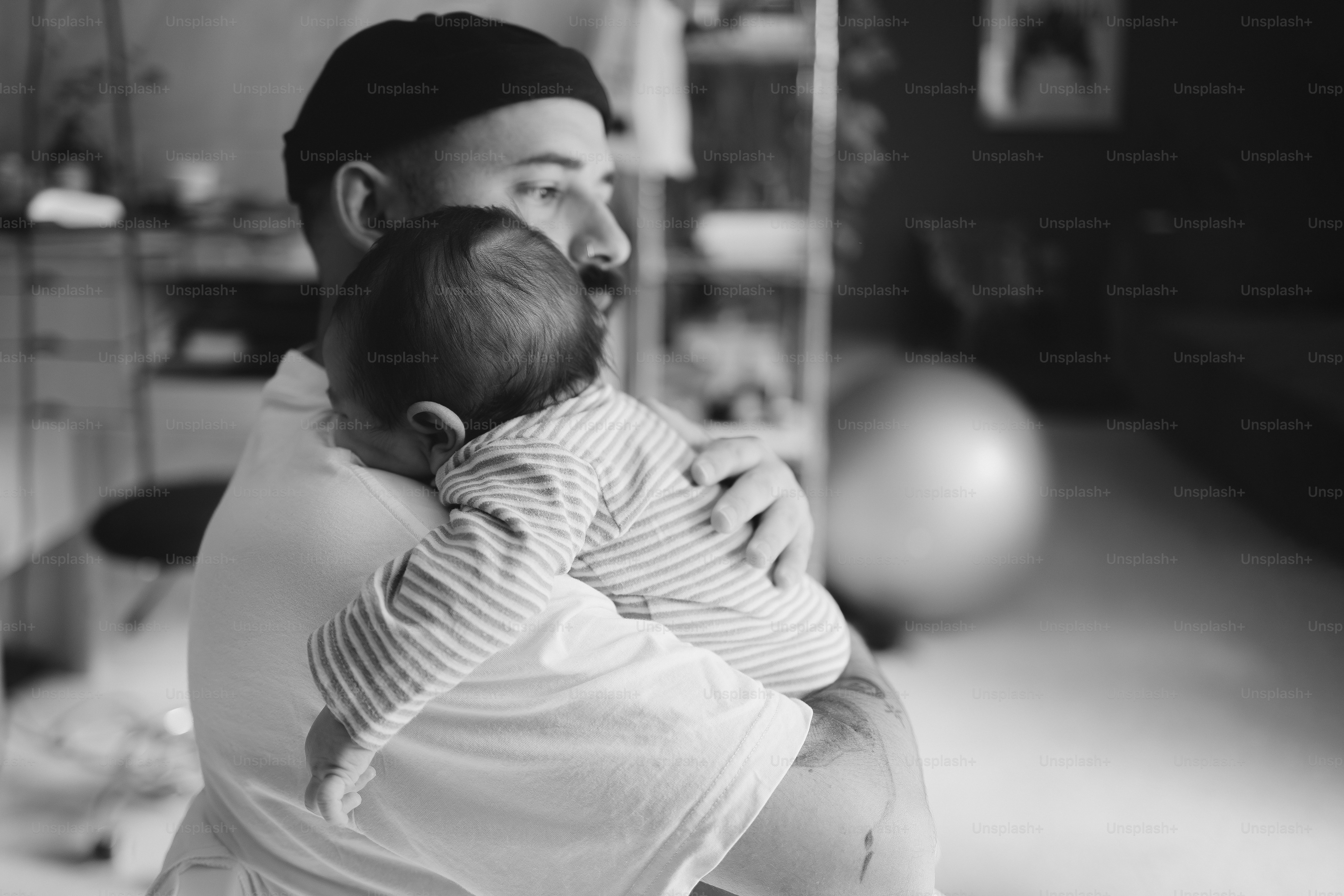 Père tenant son bébé endormi près de lui