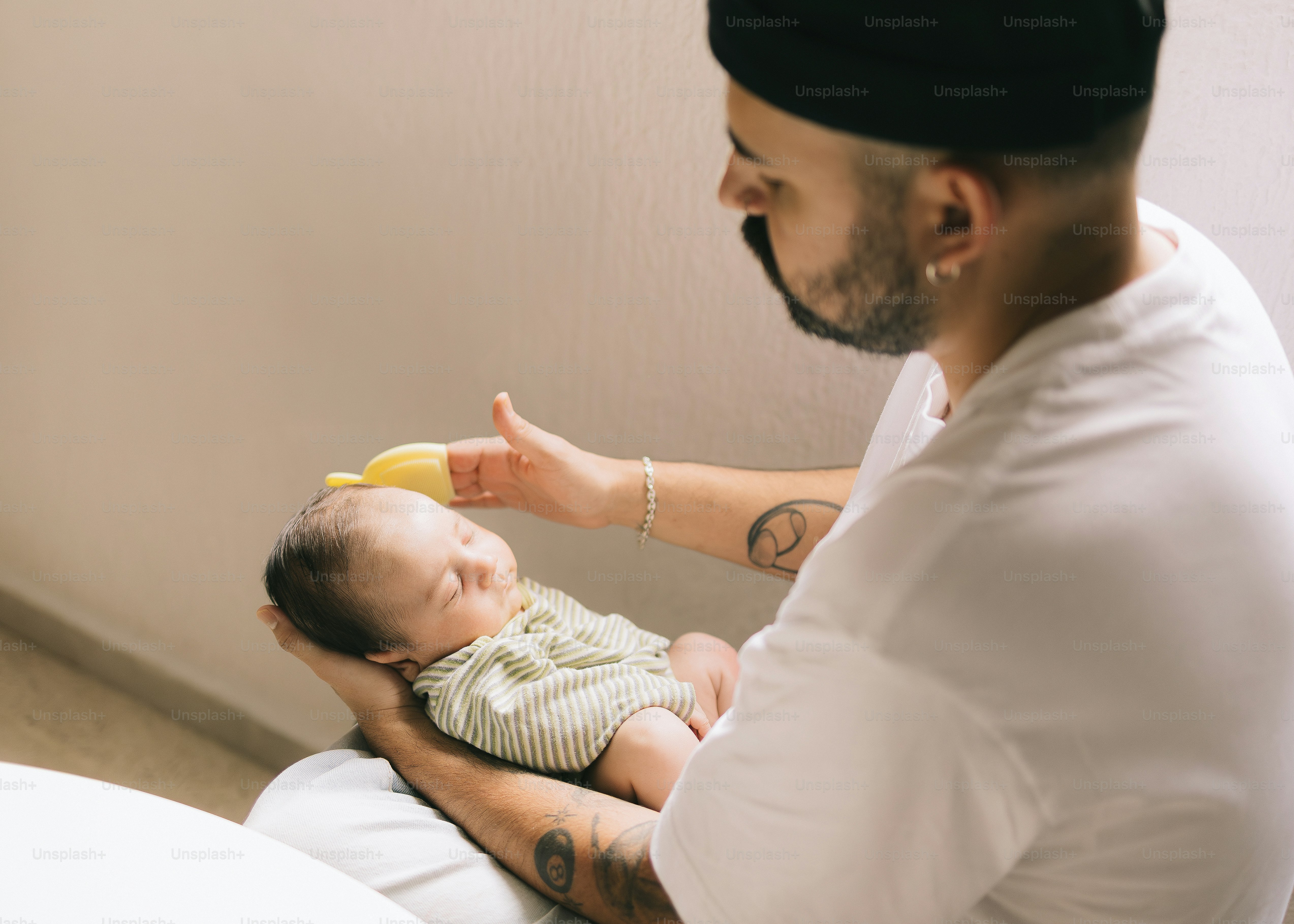 Père tient doucement son nouveau-né