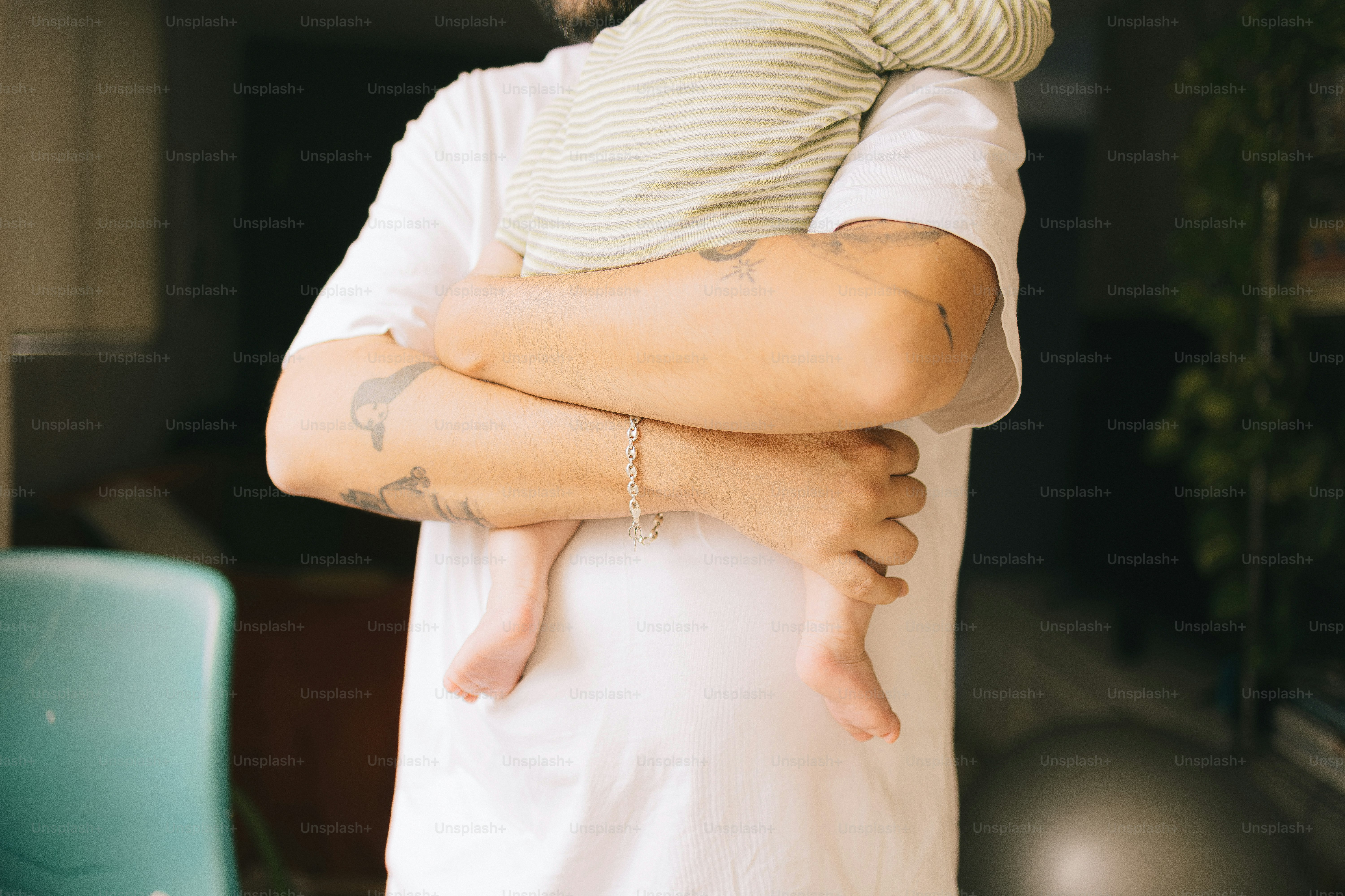 Une personne tenant un bébé enveloppé dans une couverture.