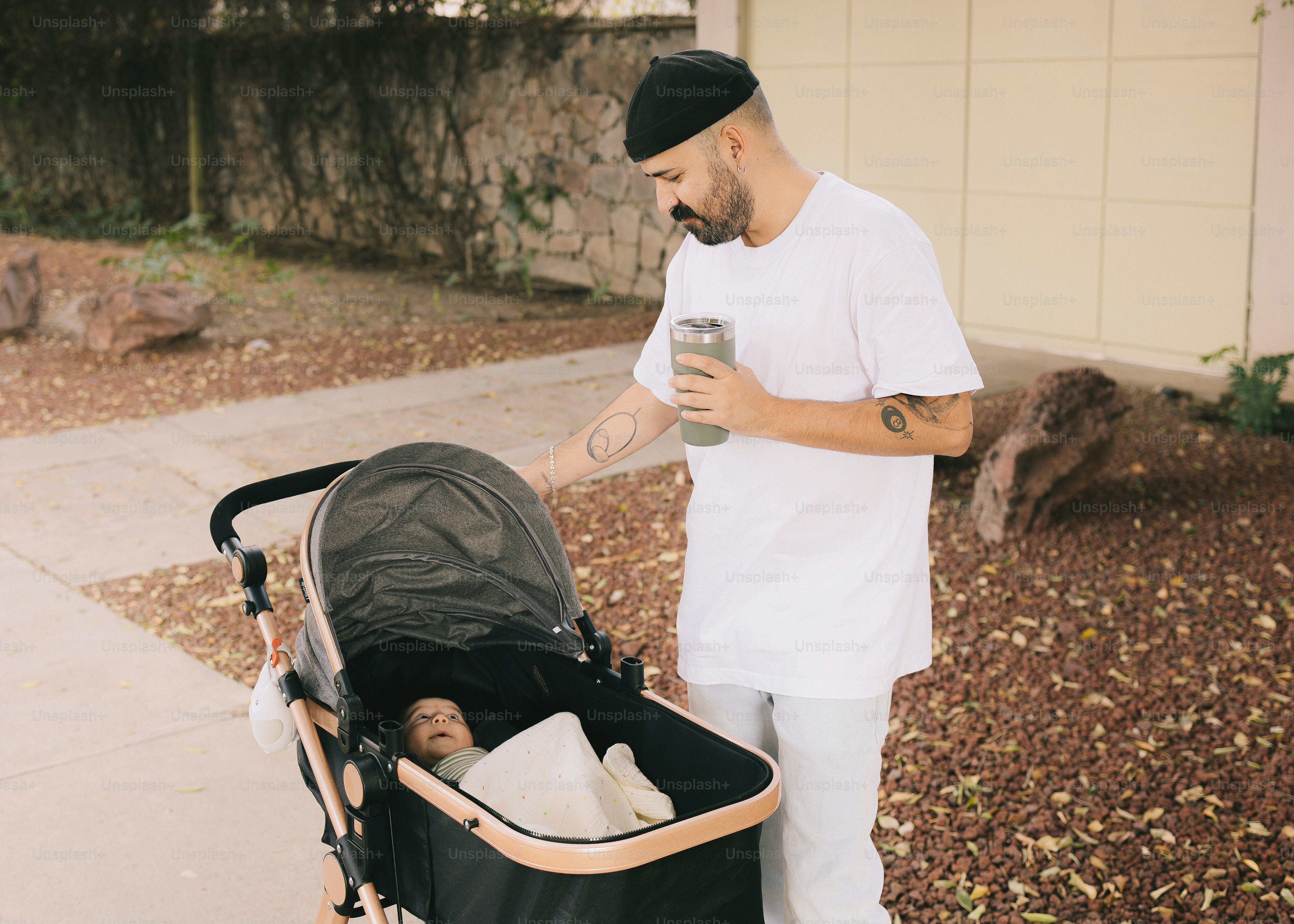 Homme avec bébé dans la poussette dehors