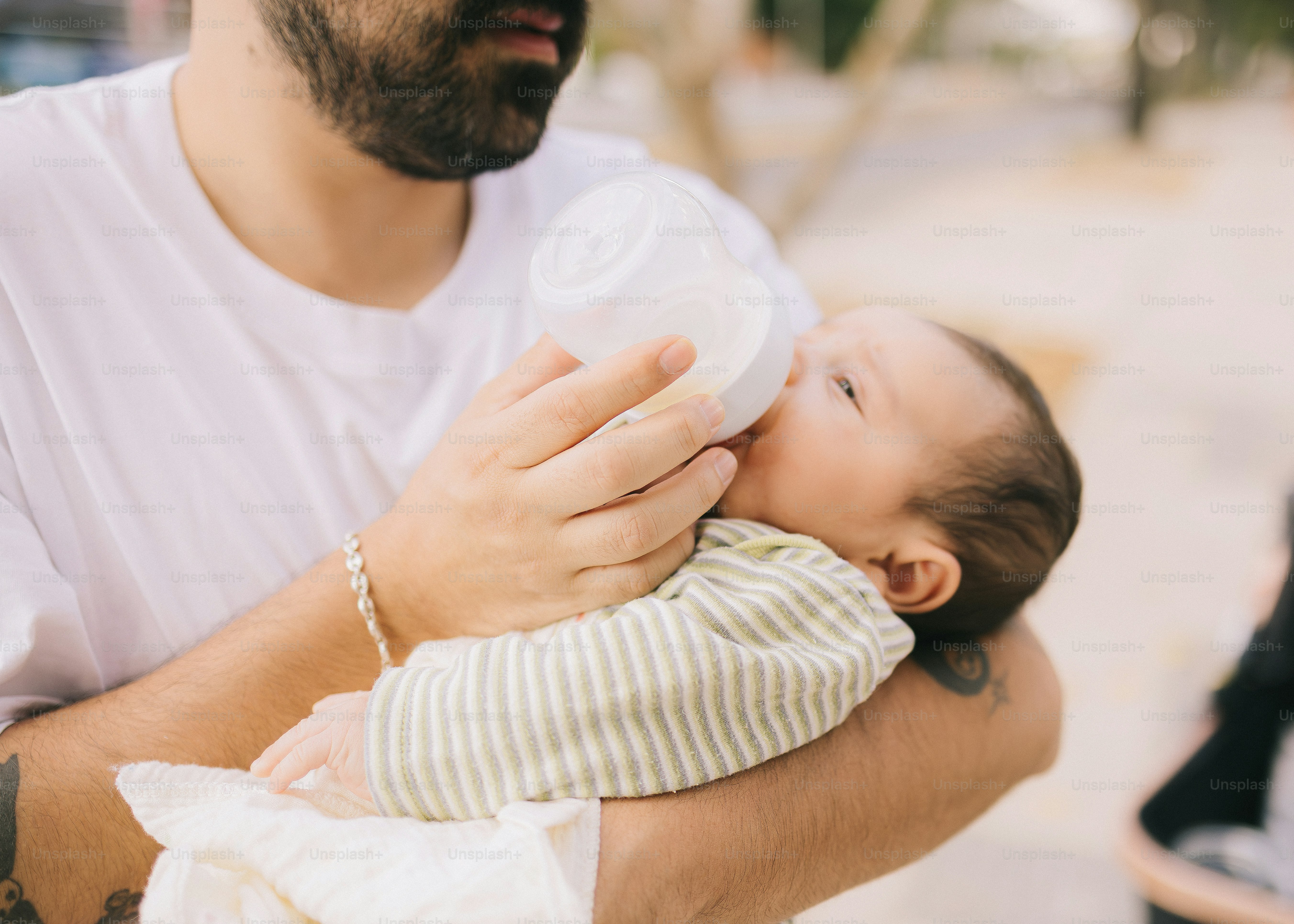Père nourrissant son bébé au biberon