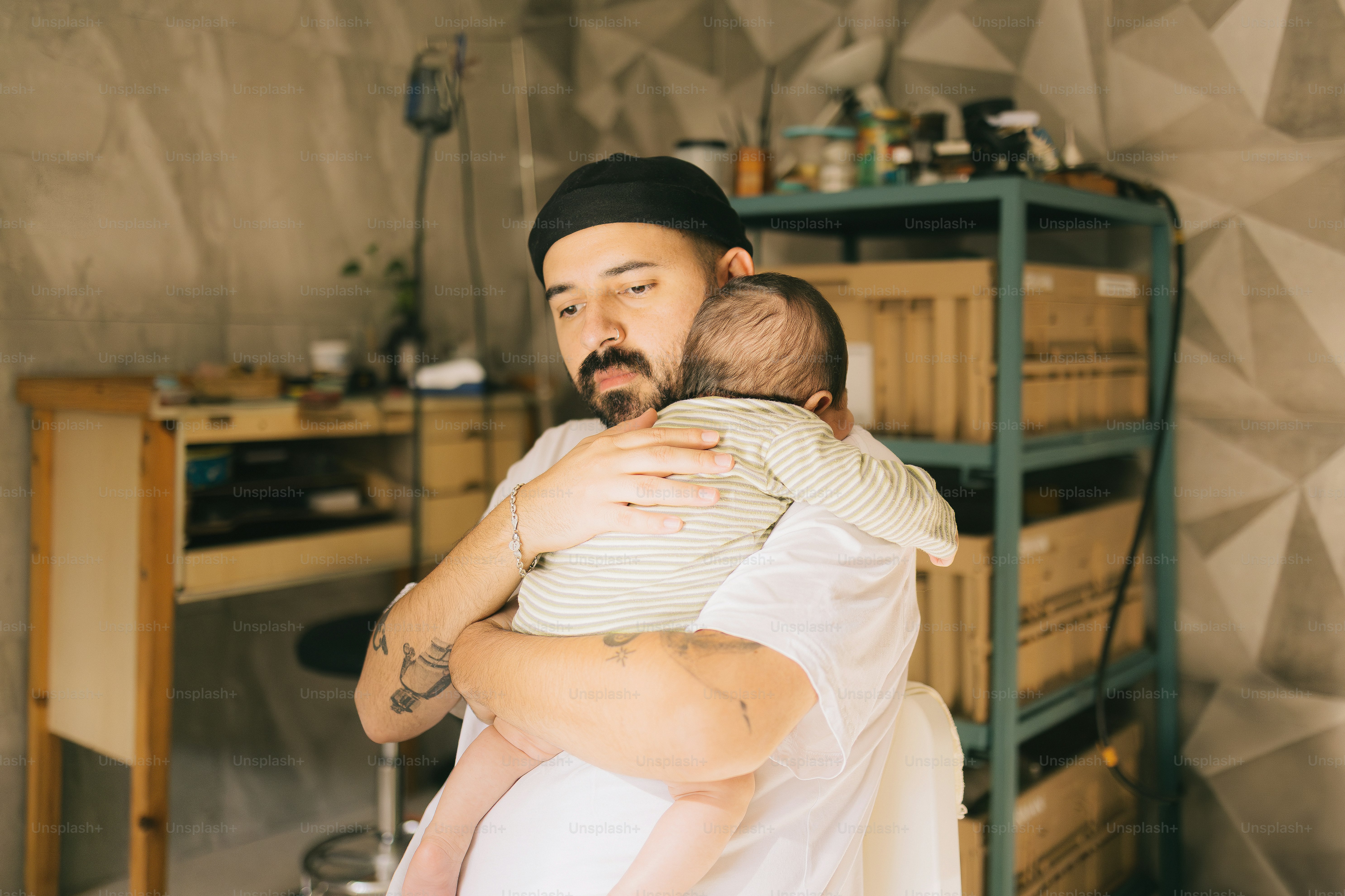 Père tenant son bébé endormi dans ses bras