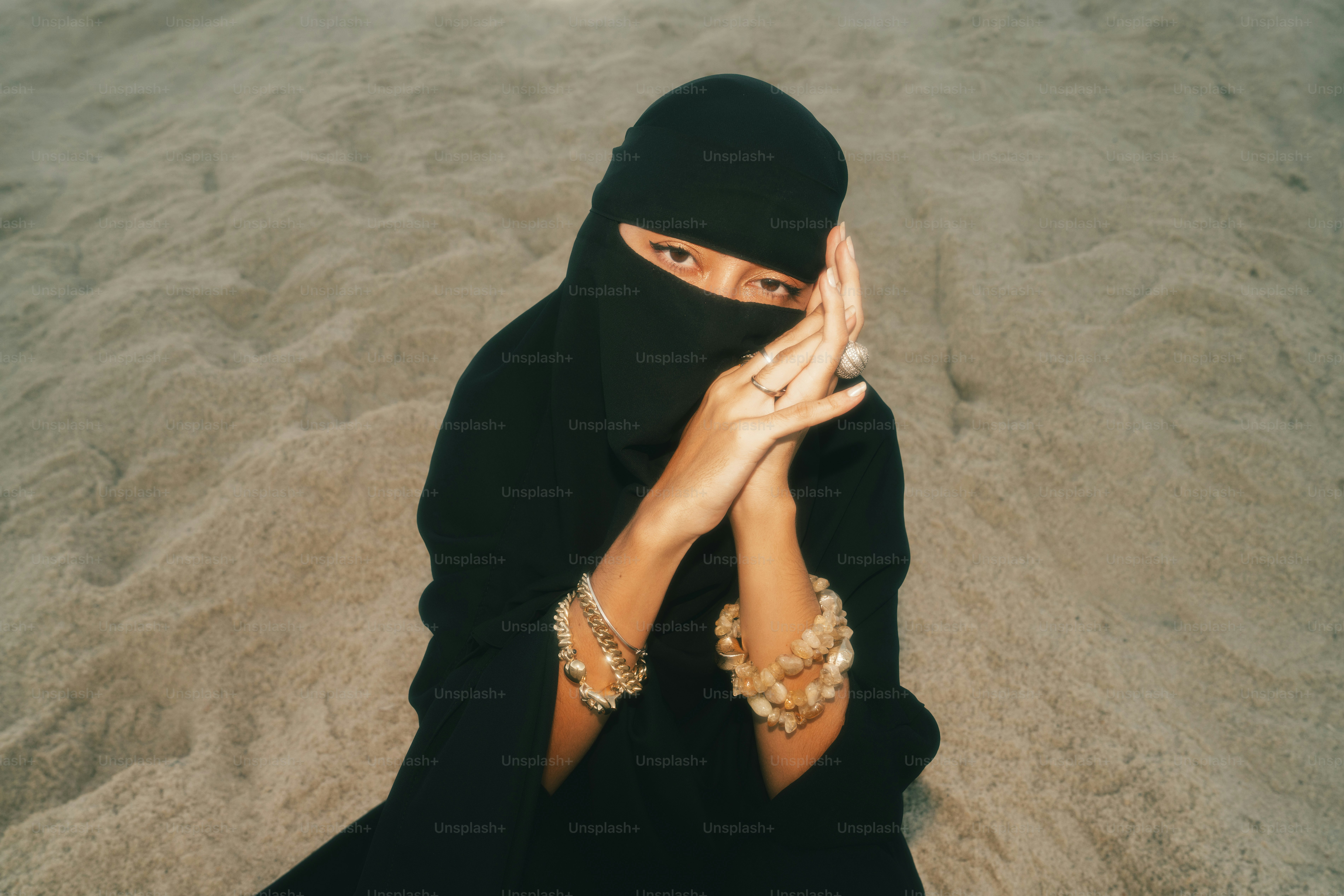 Wanita berniqab hitam dengan gelang