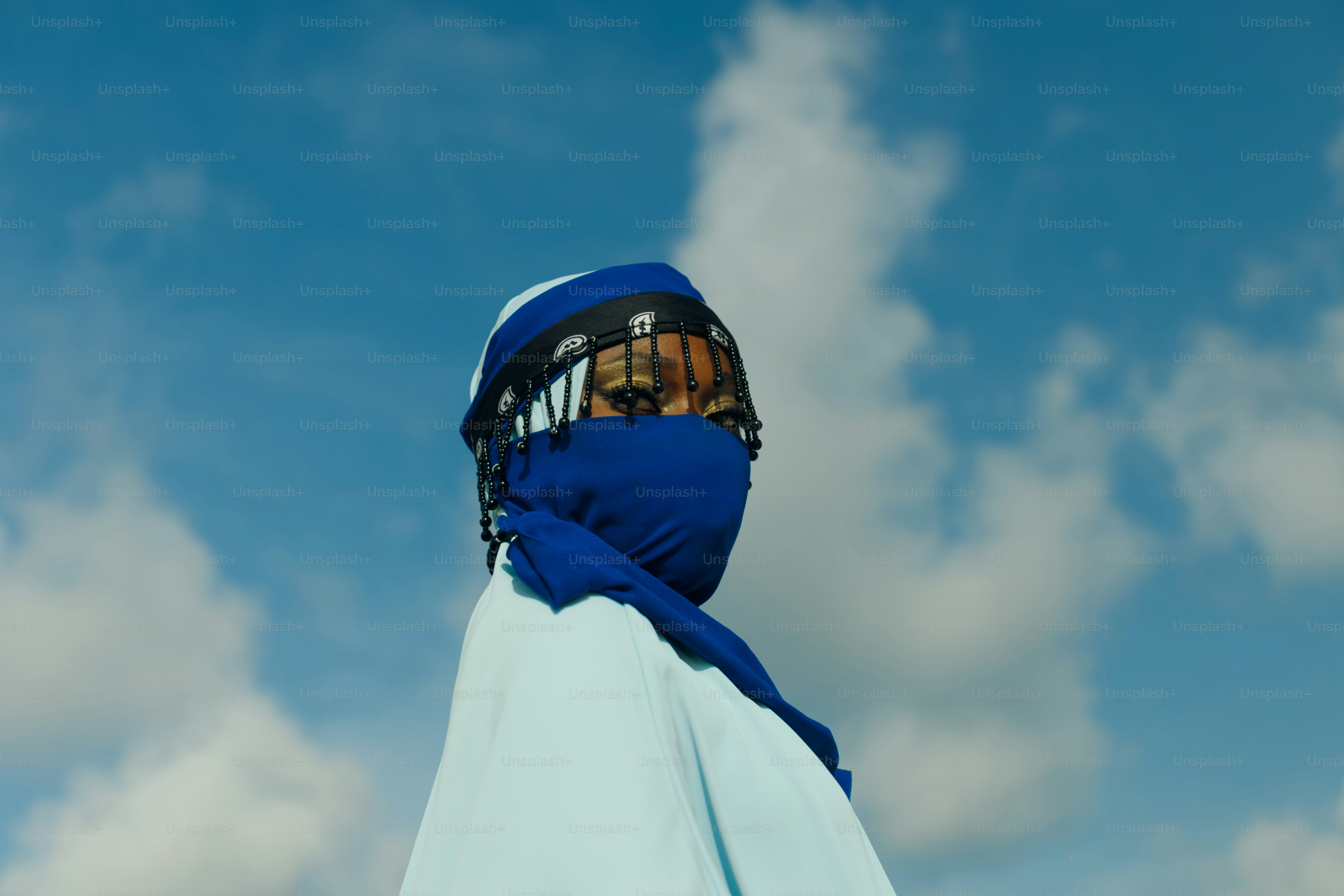 Femme en foulard bleu contre un ciel bleu