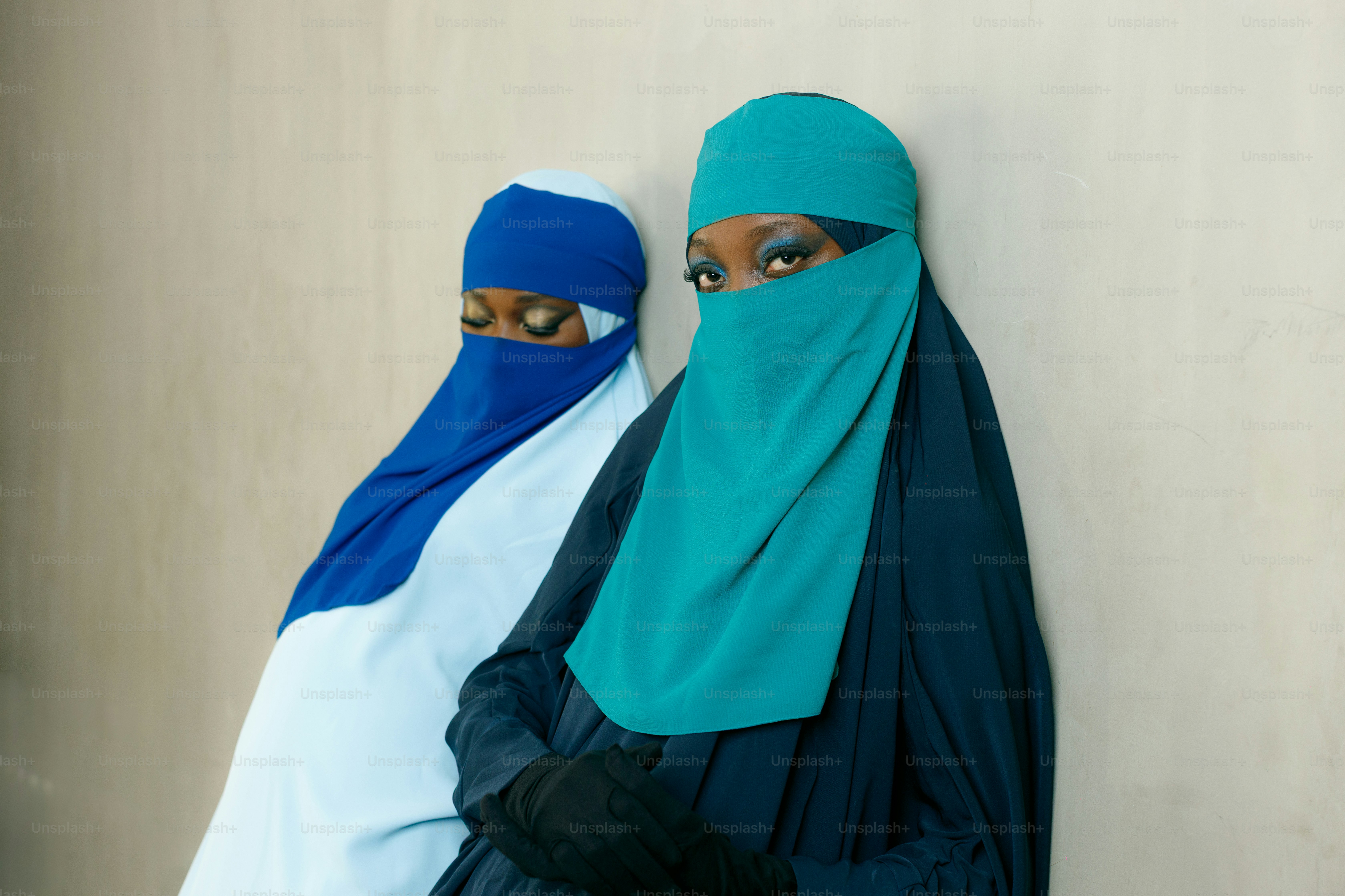 Deux femmes portant des hijabs et des niqabs