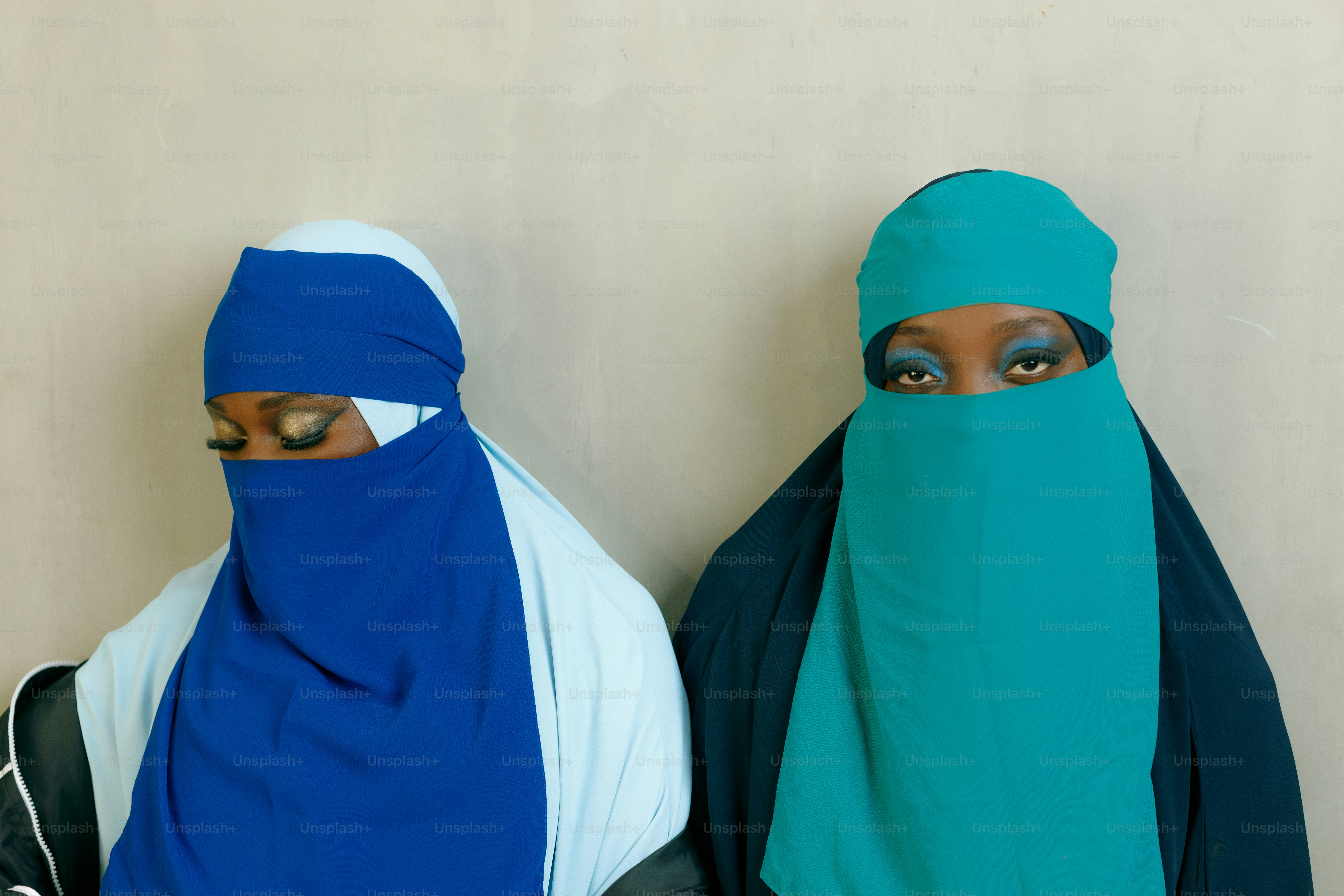Deux femmes portant des hijabs colorés et des niqabs