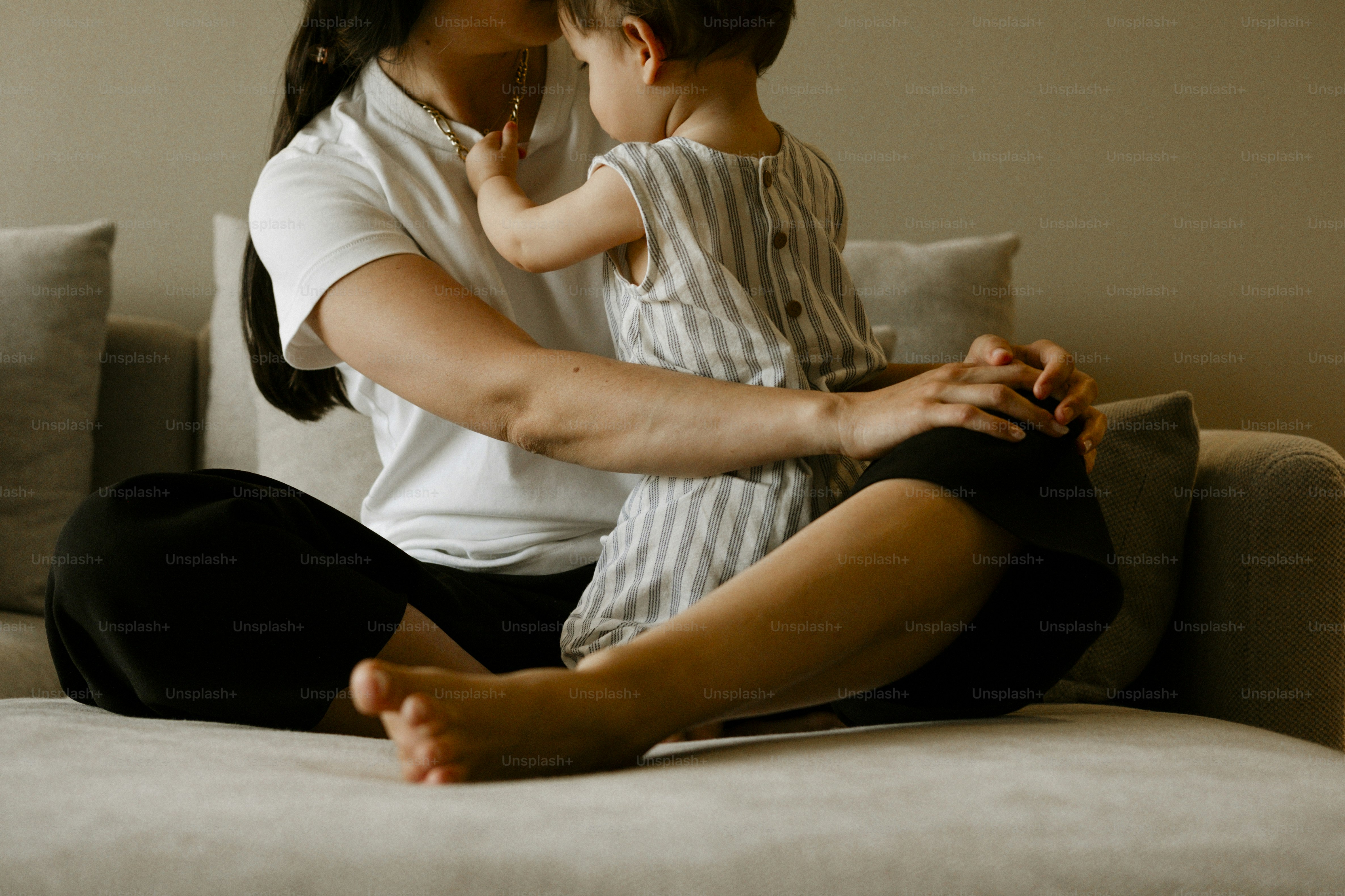 Ibu dan anak berpelukan di sofa
