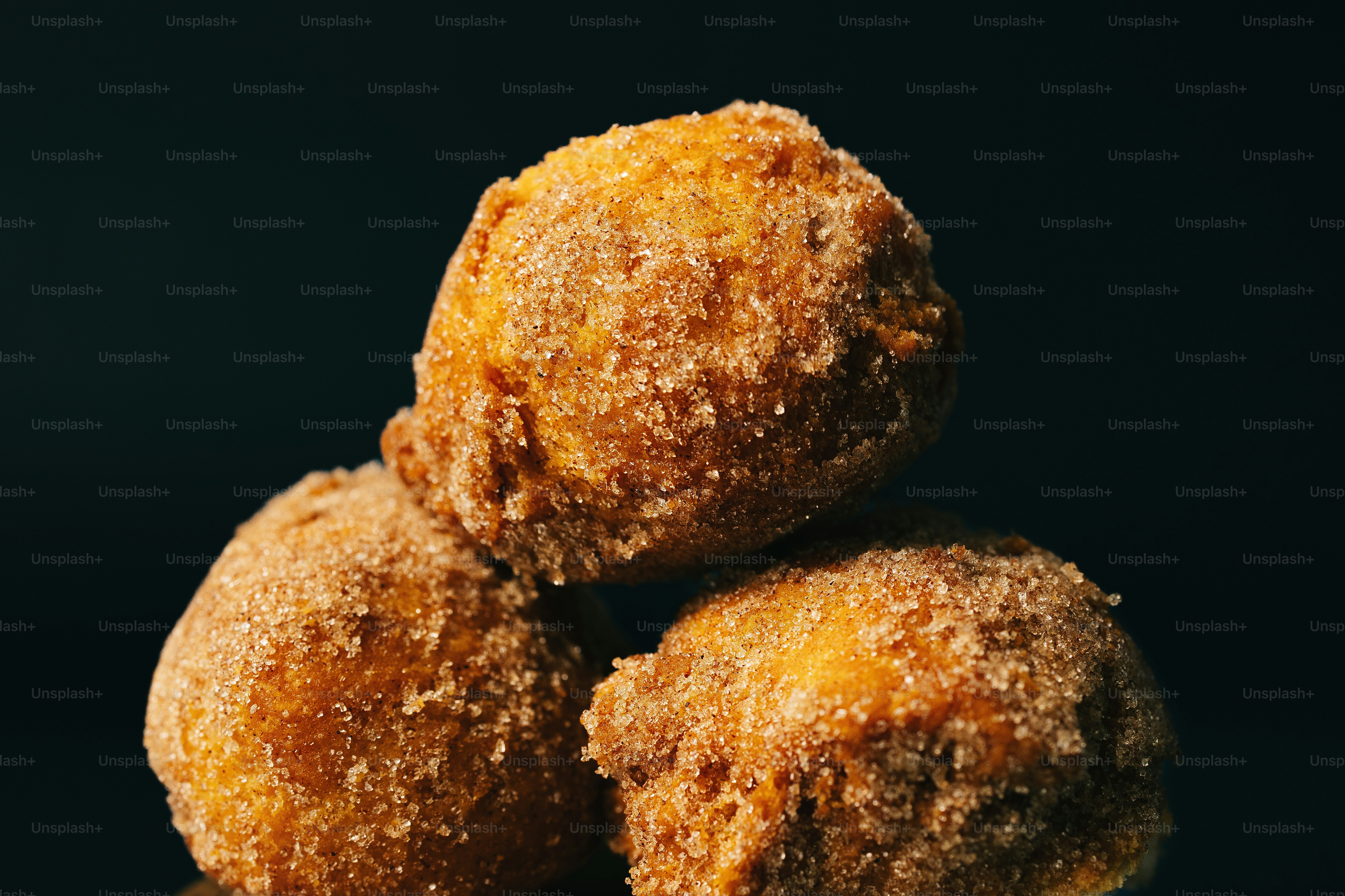 Trois trous de beignets à la cannelle et au sucre empilés ensemble