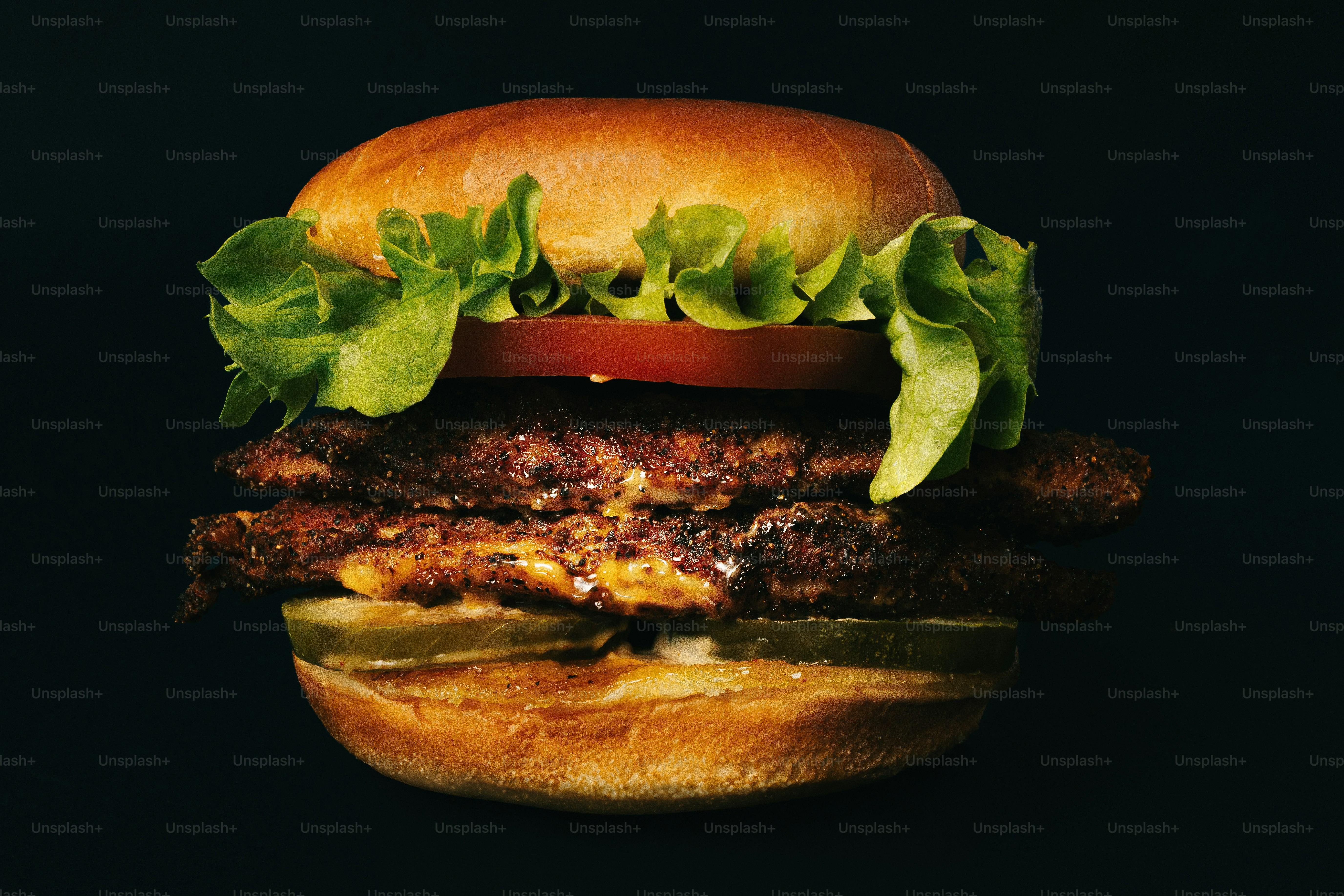 Un double cheeseburger juteux avec laitue et tomate