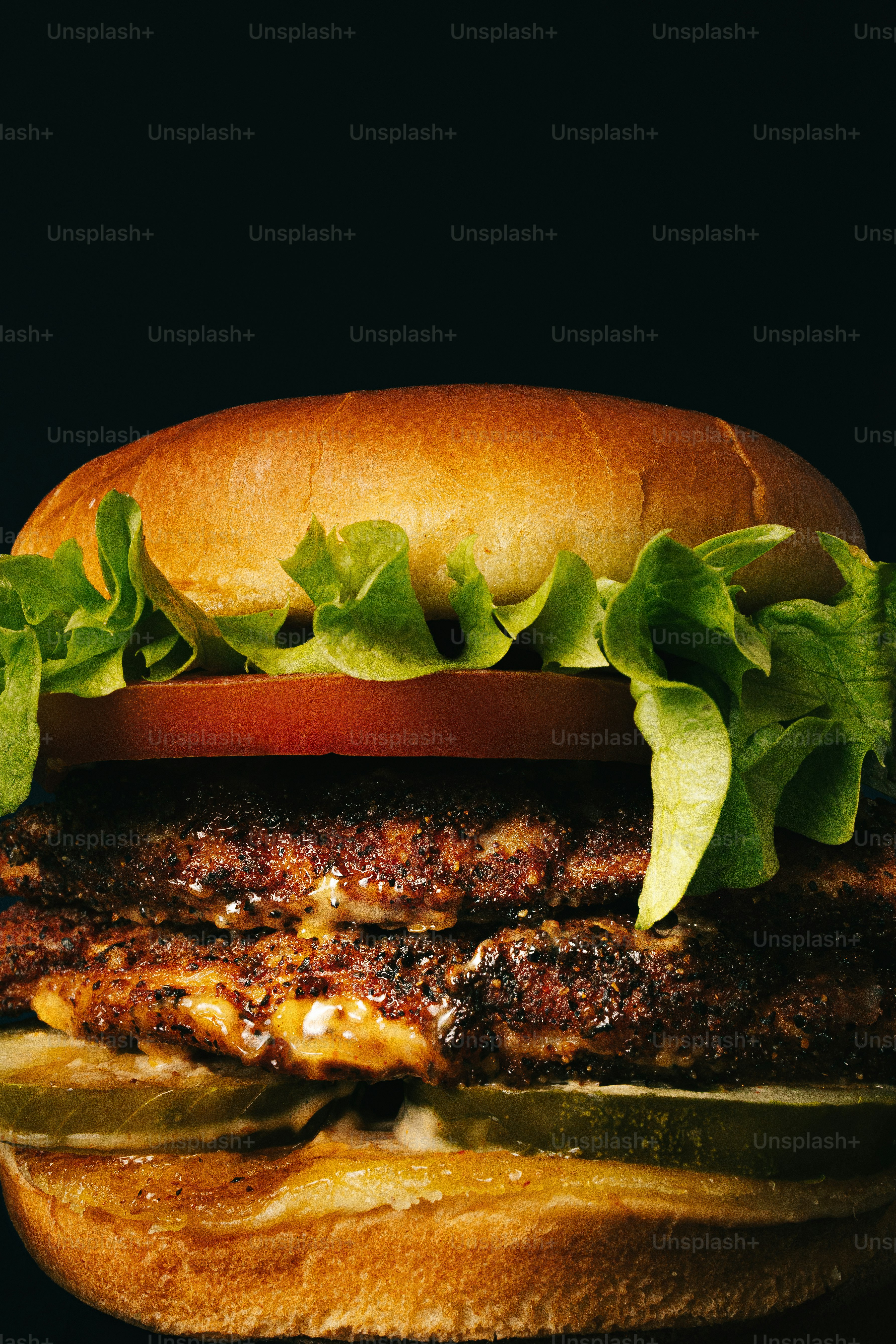 Un double cheeseburger juteux avec laitue et tomate