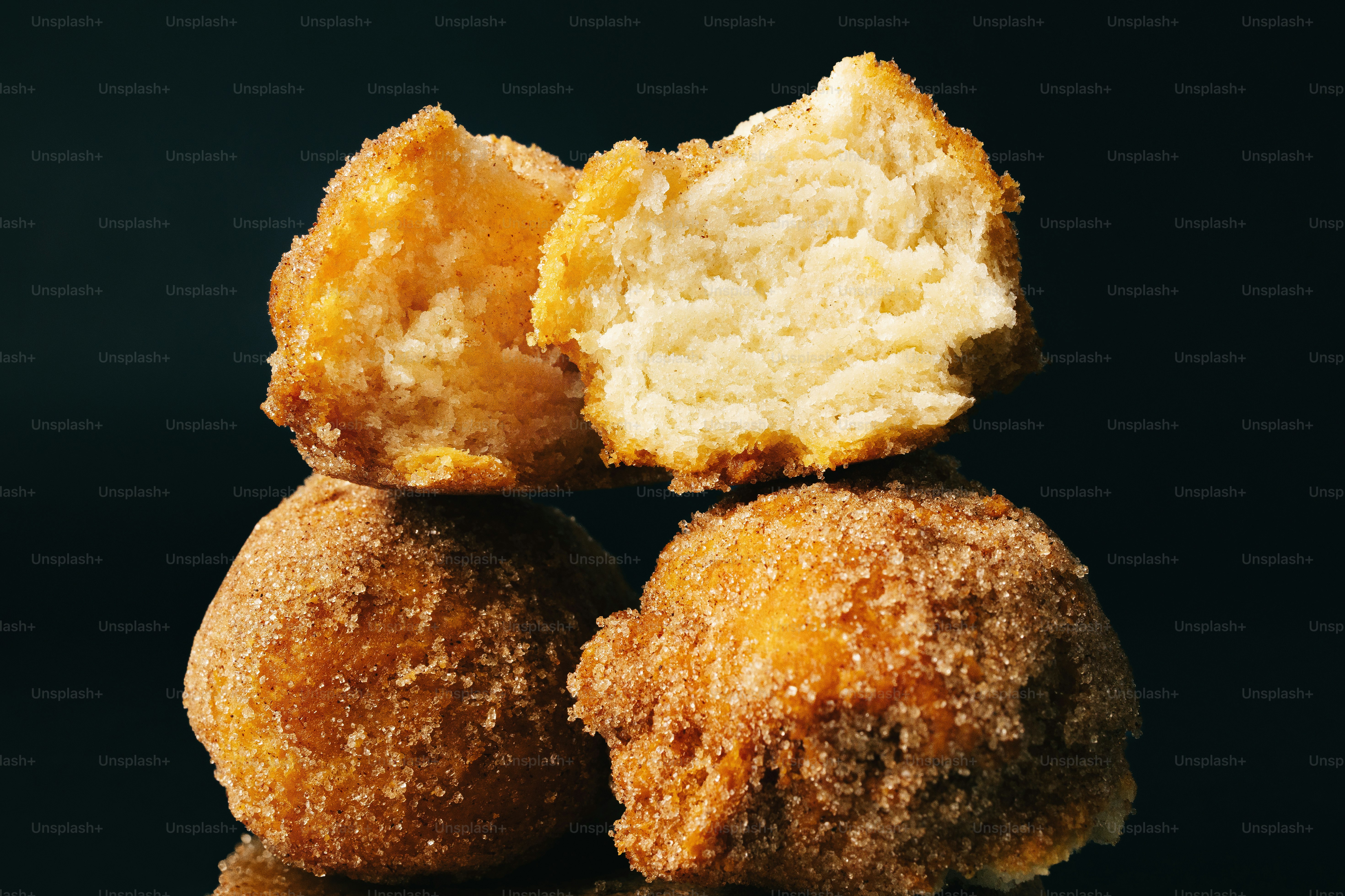 Des boules de pâte dorées saupoudrées de sucre à la cannelle