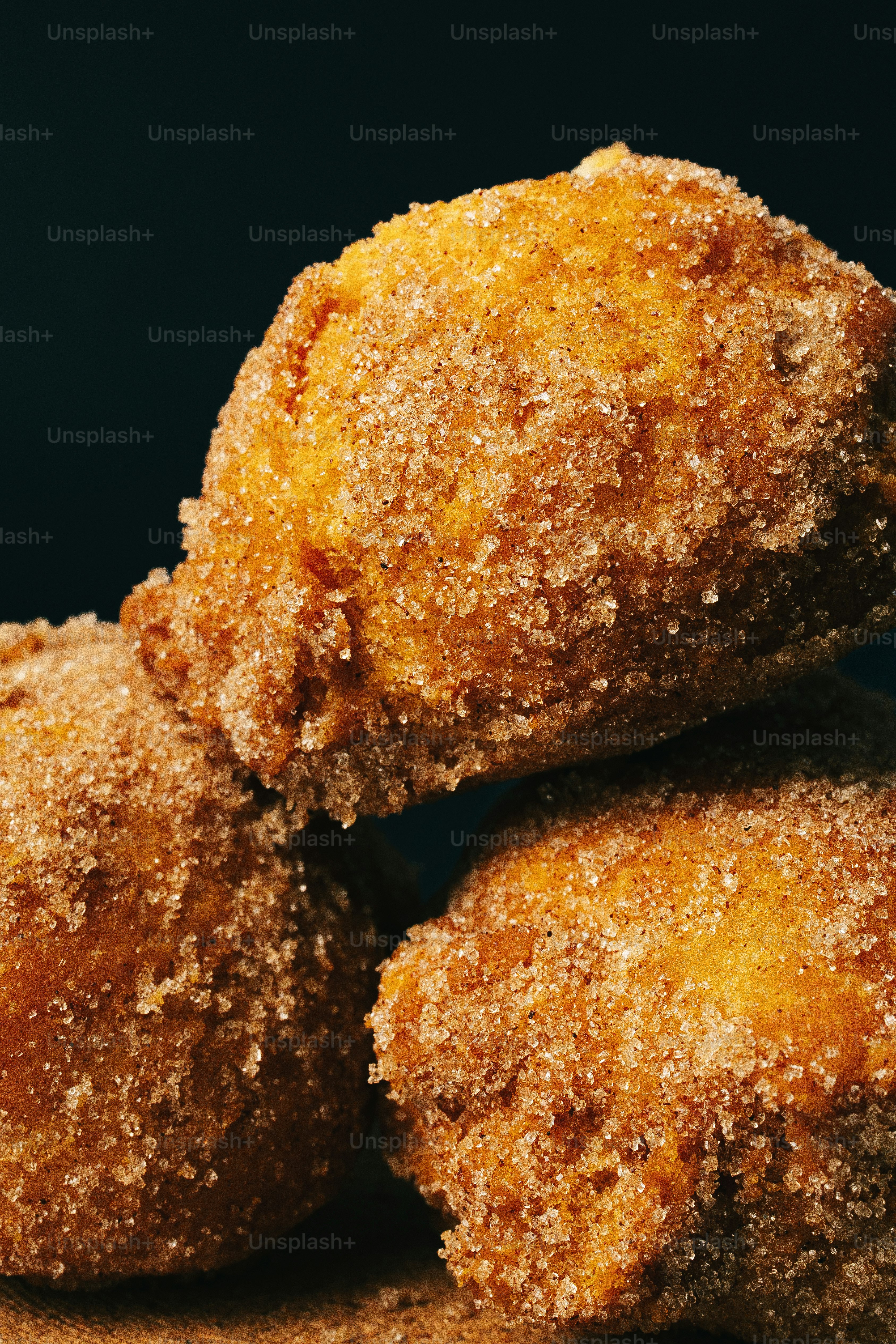 Trois beignets à la cannelle et au sucre empilés ensemble