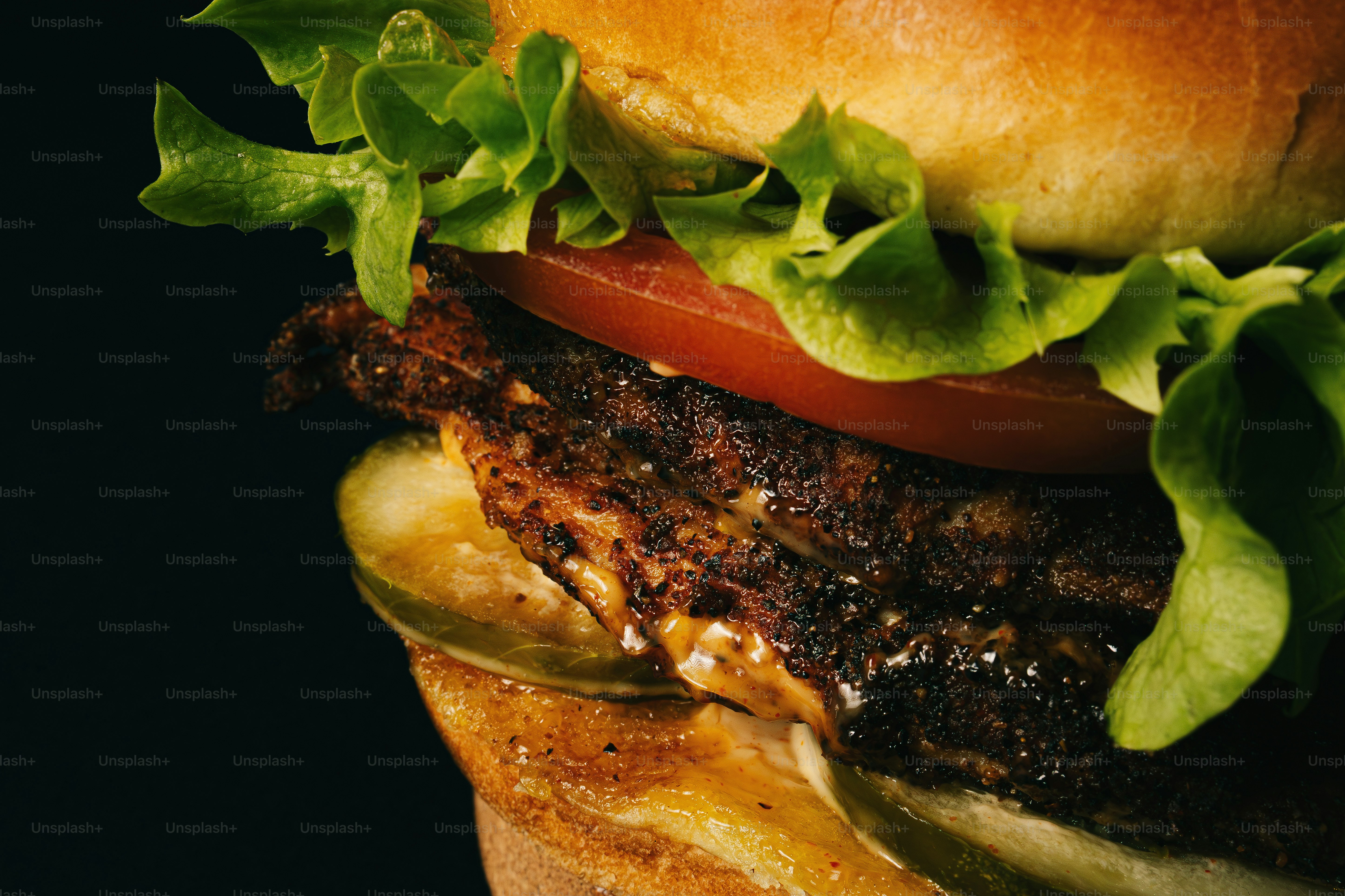 Un burger juteux avec laitue, tomate et cornichons