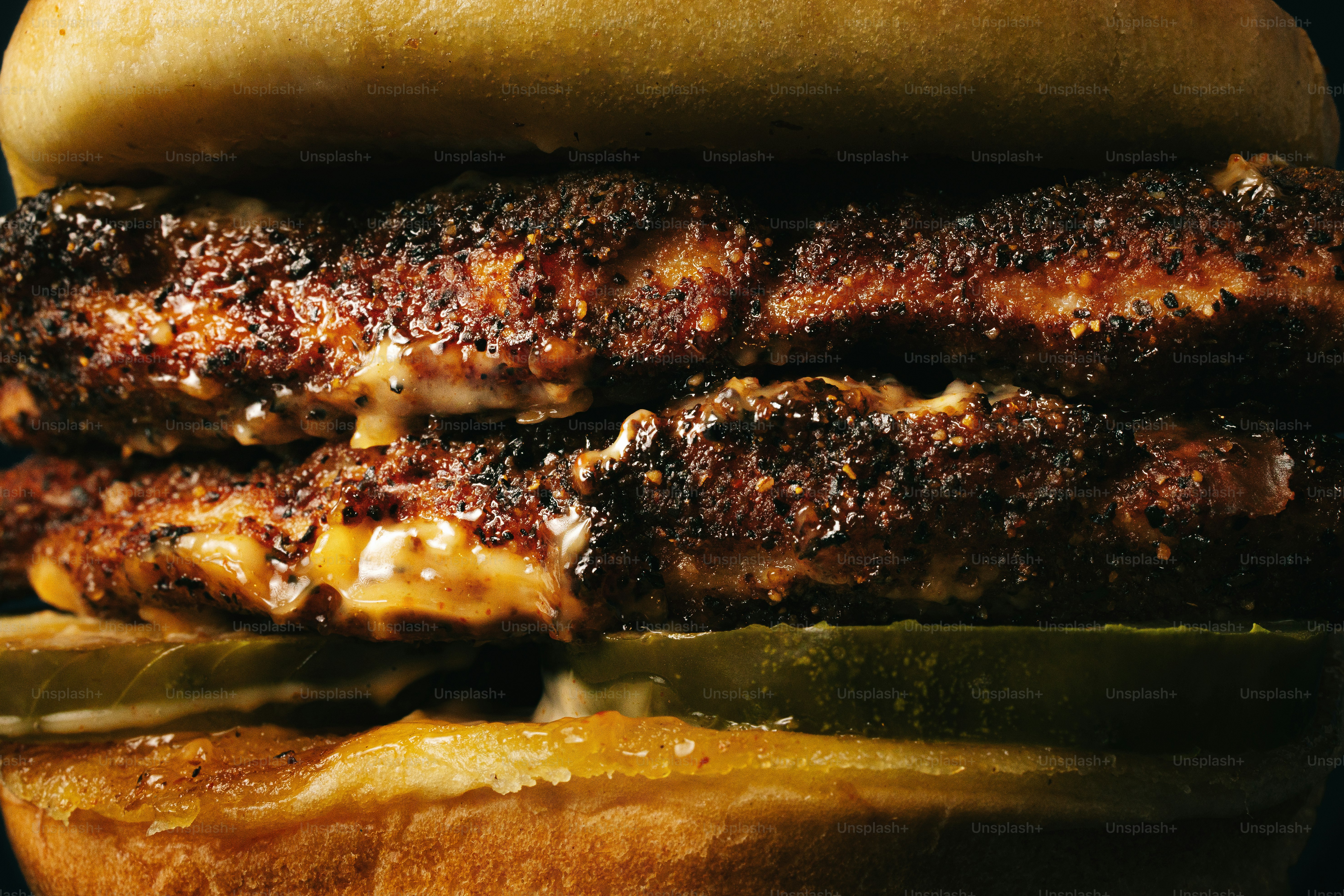 Gros plan d’un double cheeseburger avec des cornichons