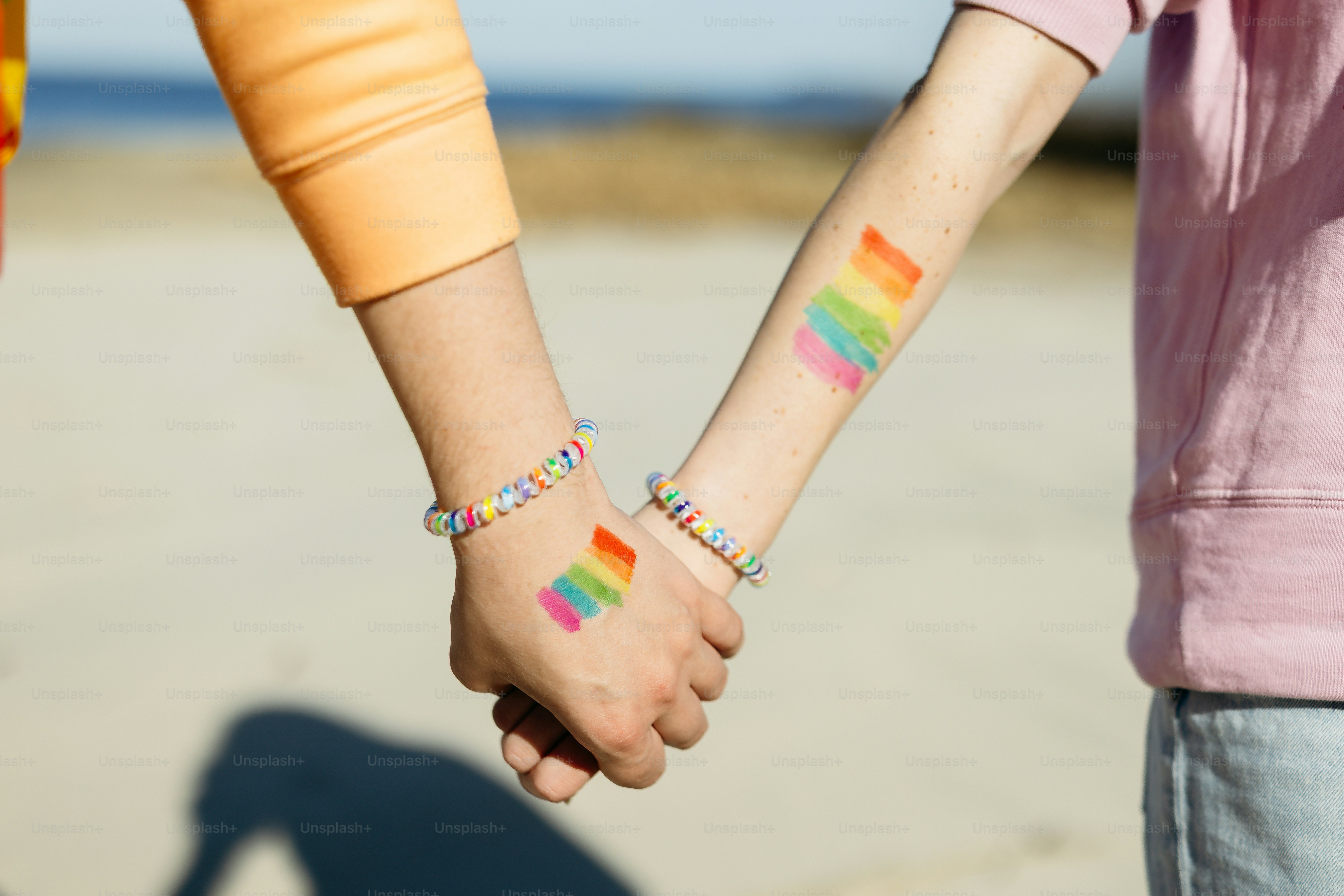 Dos personas compartiendo un collar con amuletos - Foto en Unsplash+