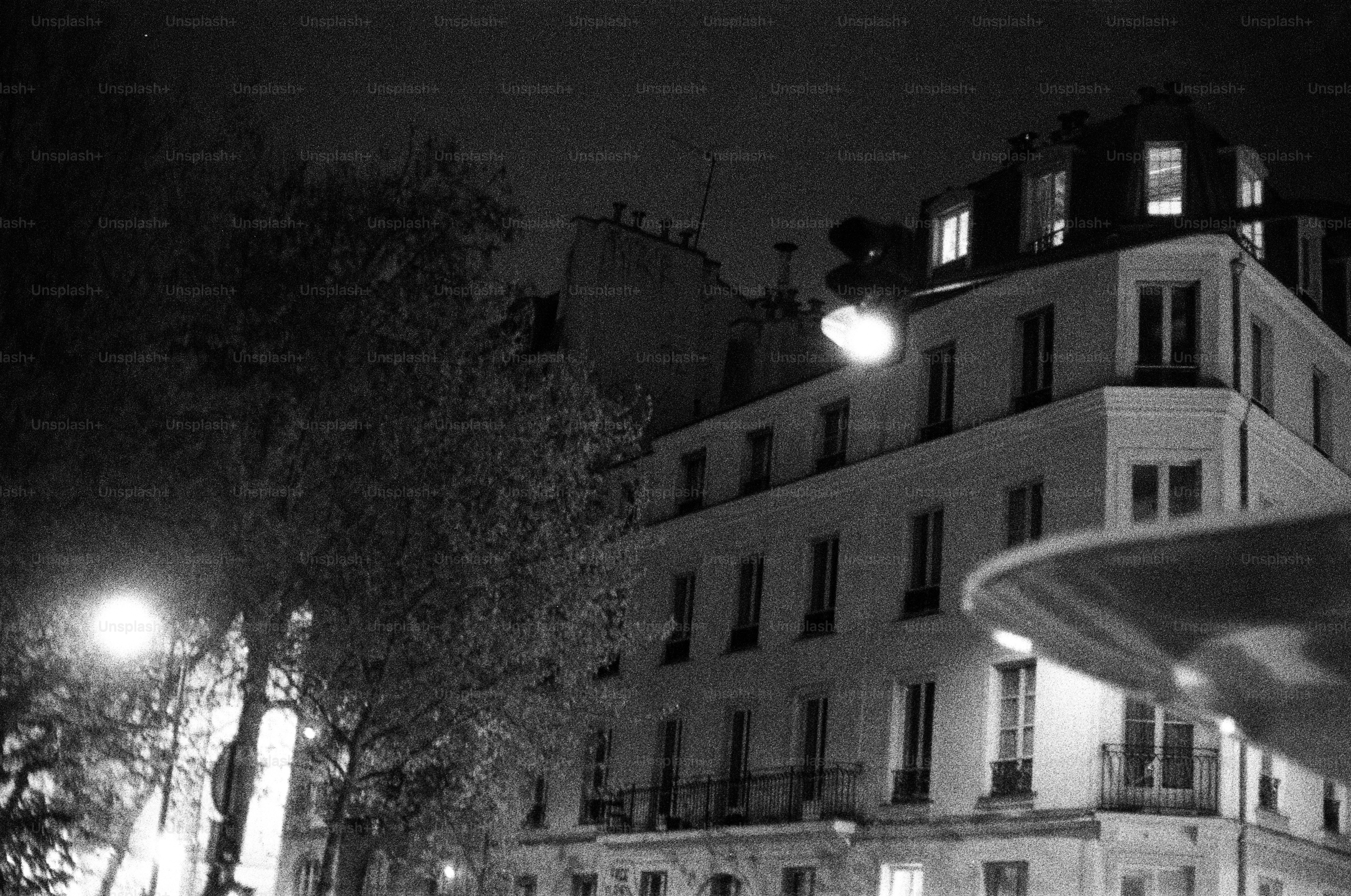 A building at night with streetlights. photo – Building Image on Unsplash