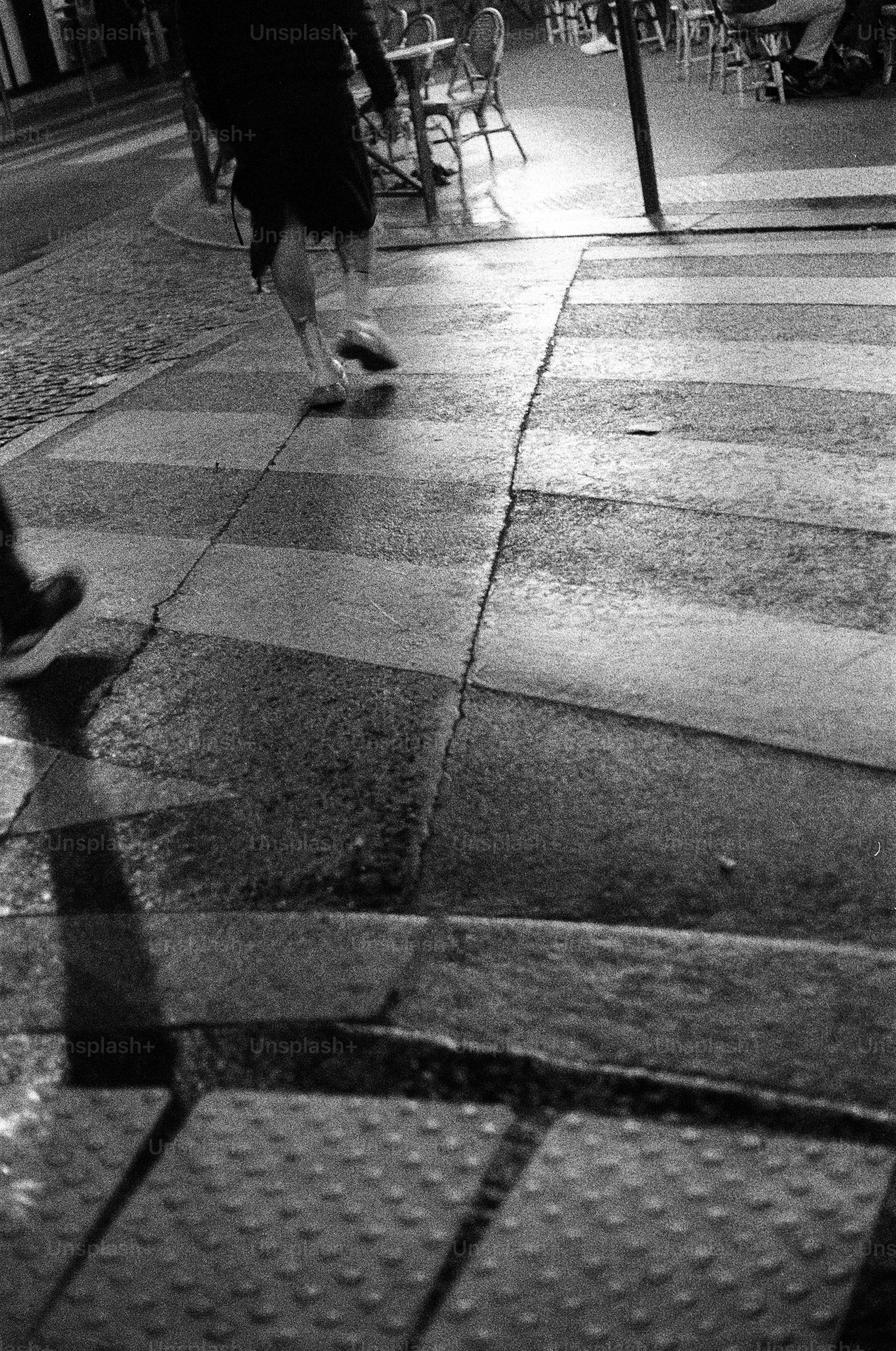 Pessoas atravessando uma faixa de pedestres à noite