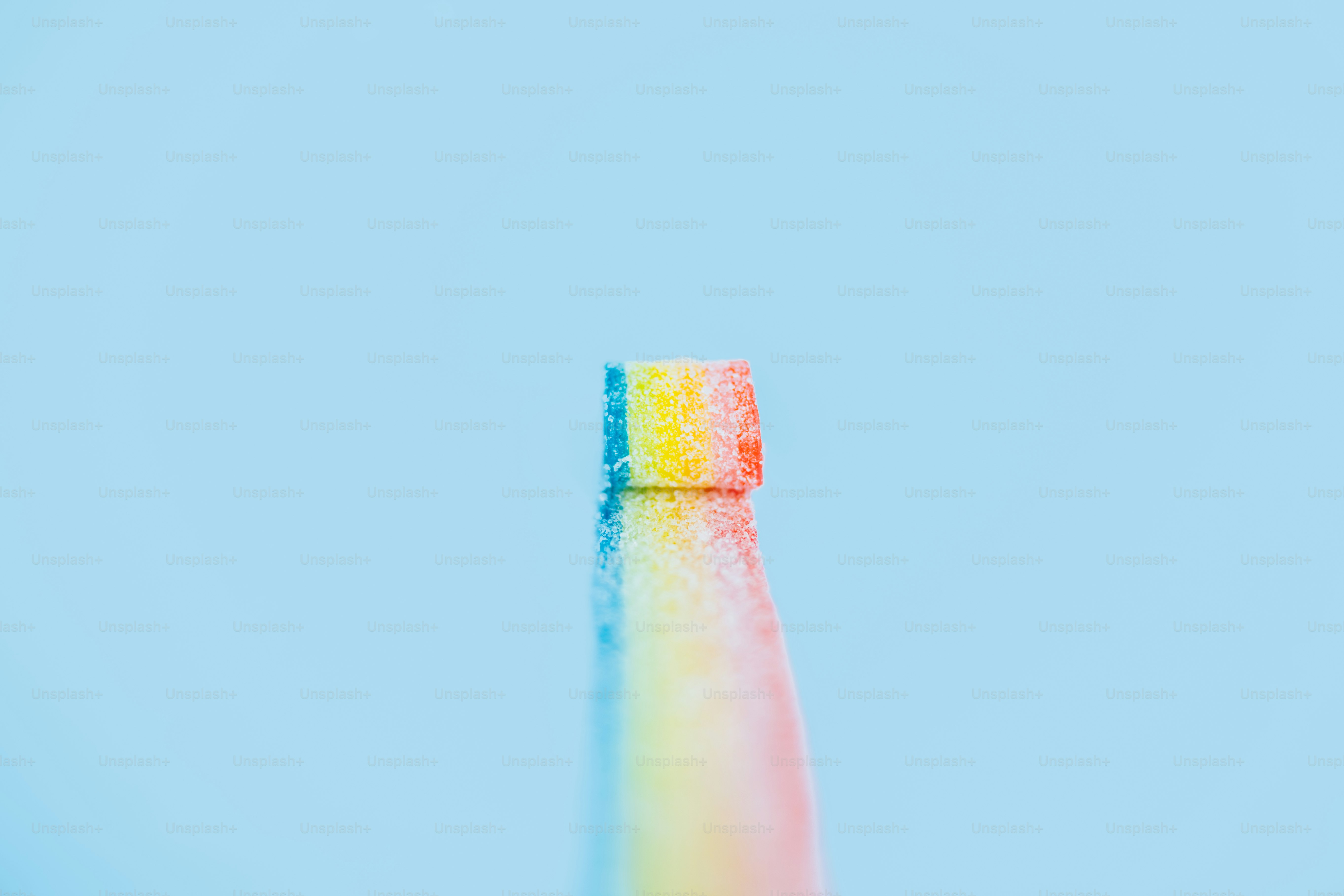 Close-up permen pelangi dengan latar belakang biru