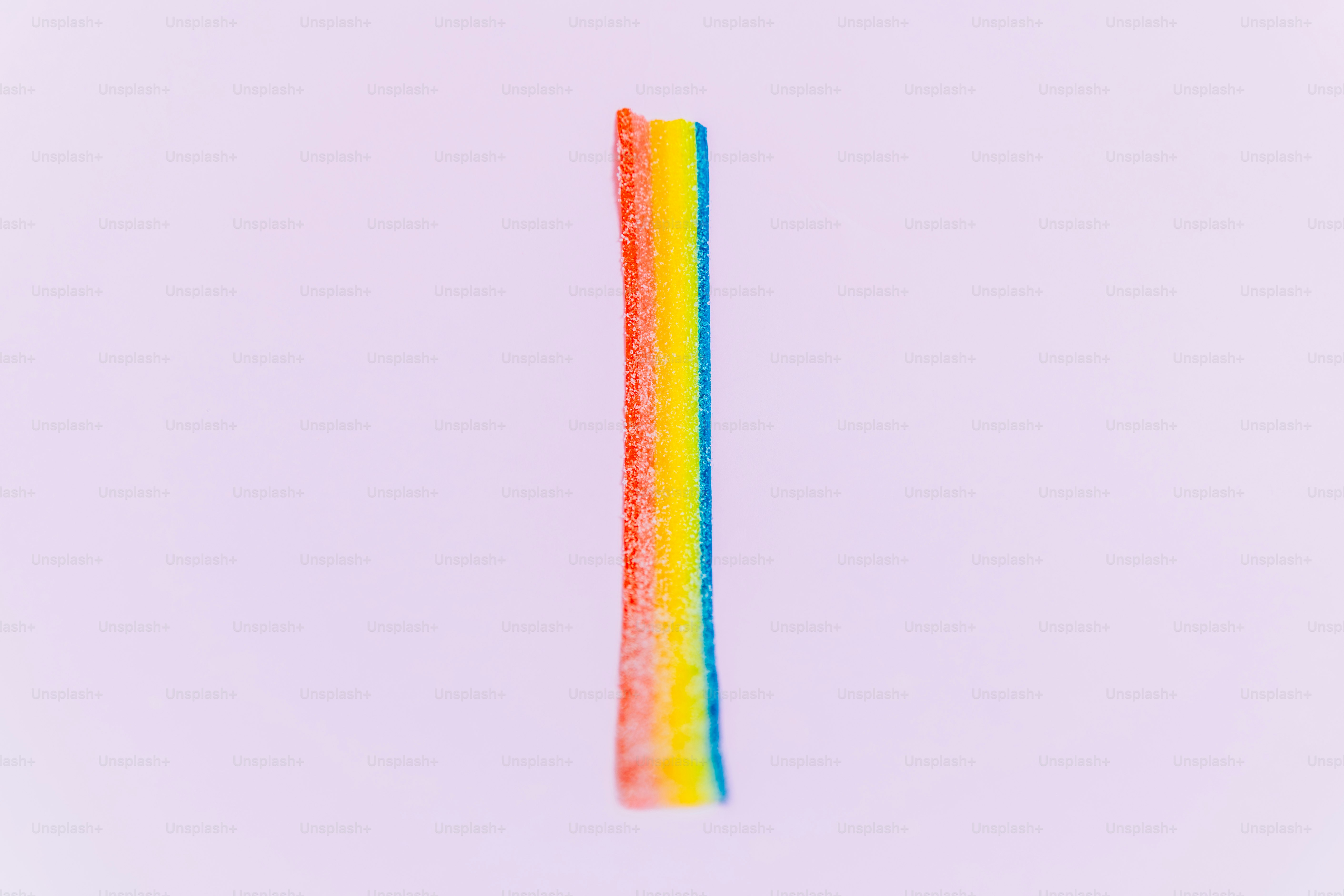 Satu strip permen asam dengan warna pelangi