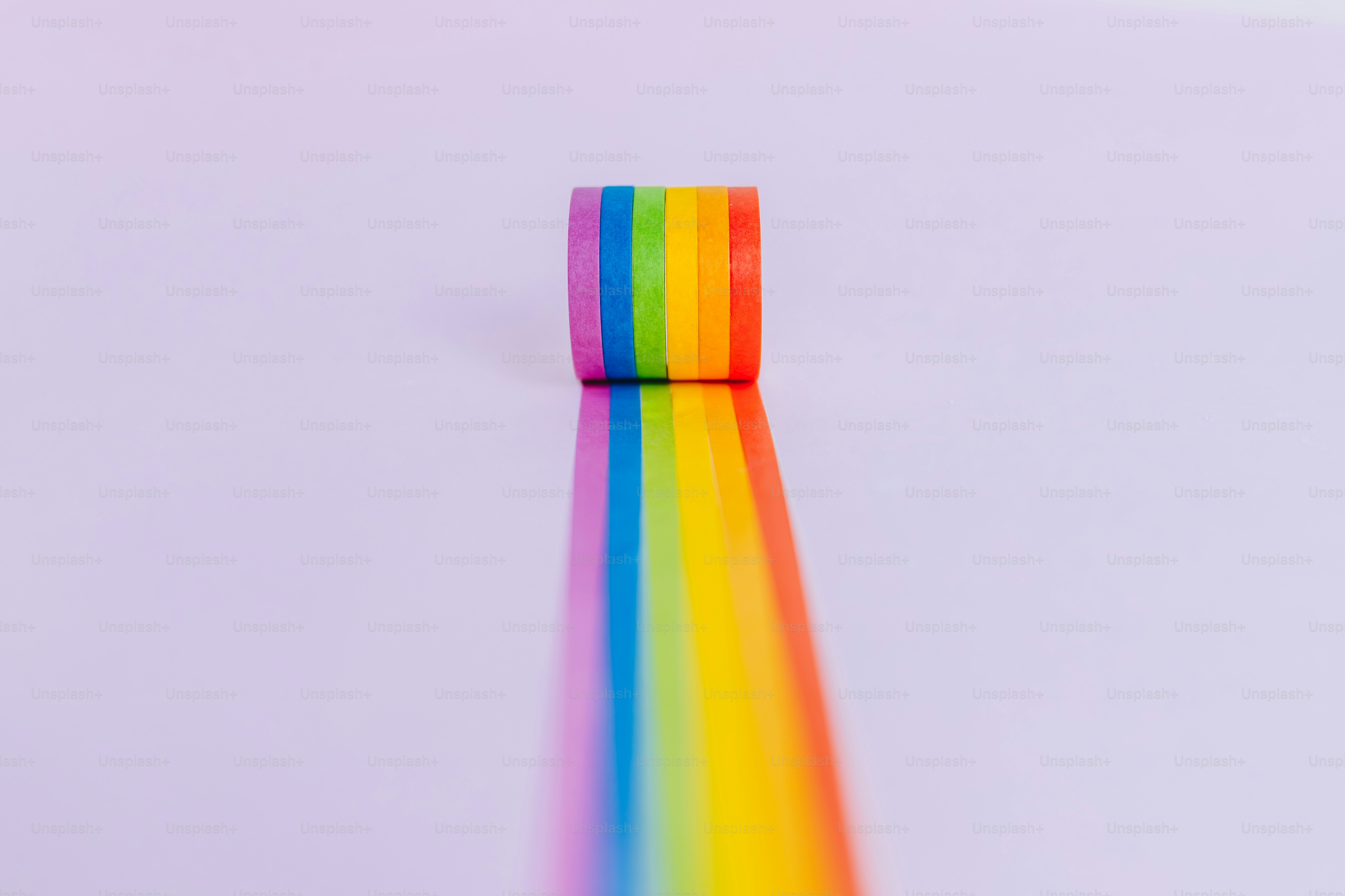 Un rotolo di nastro arcobaleno con riflessi