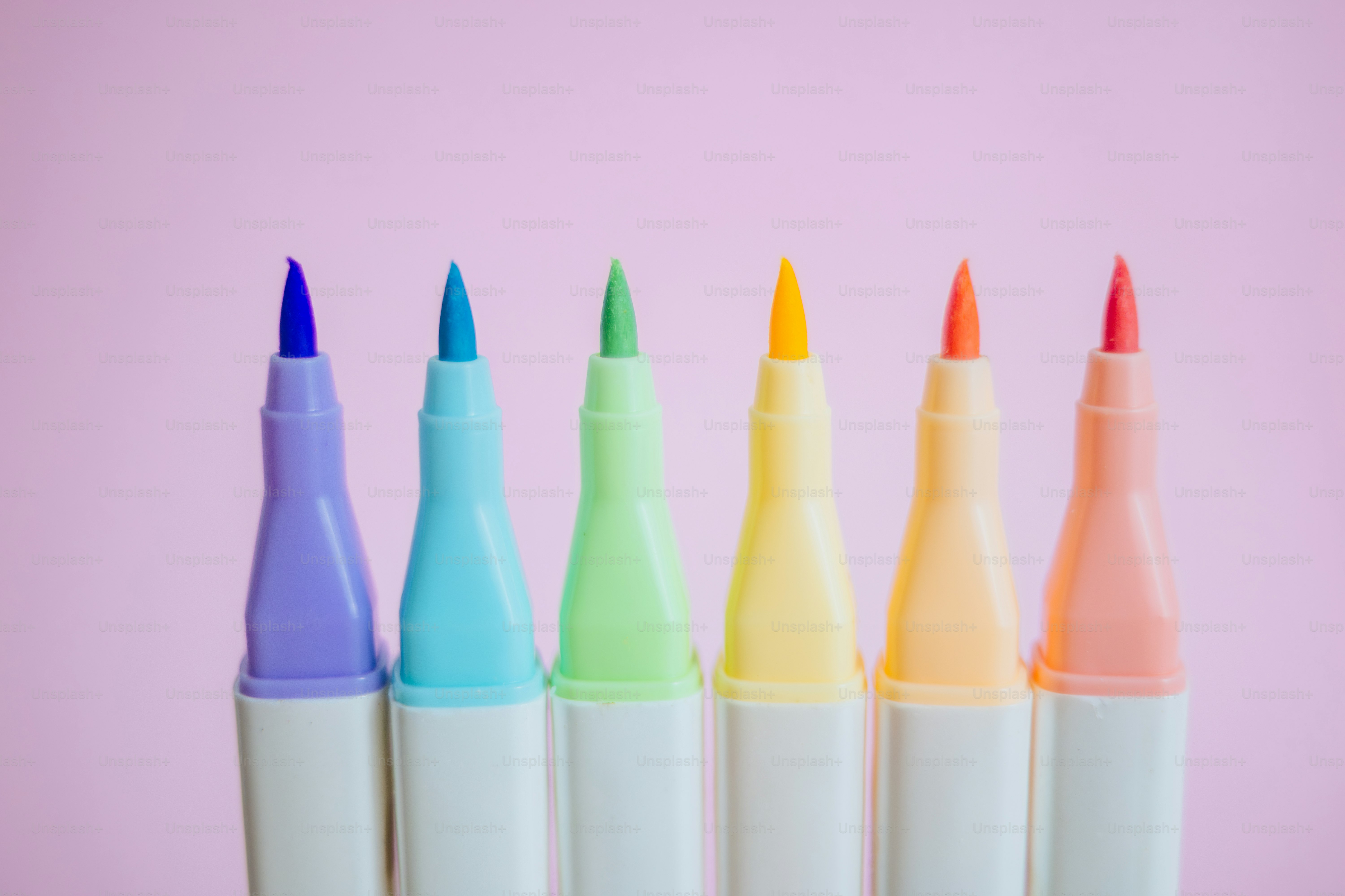 Enam spidol berwarna pastel disusun berturut-turut