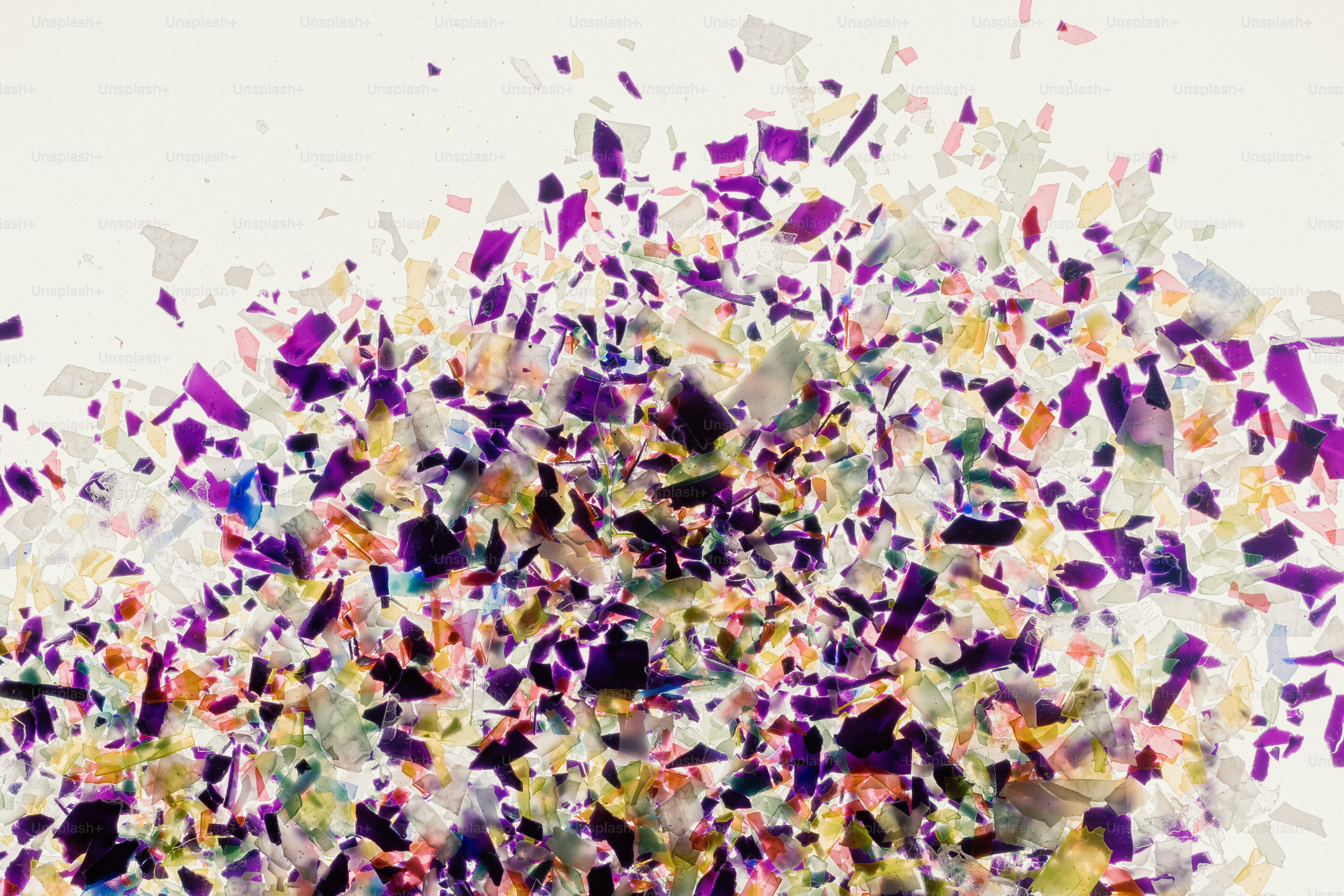 Verstreutes buntes Konfetti auf weißem Hintergrund