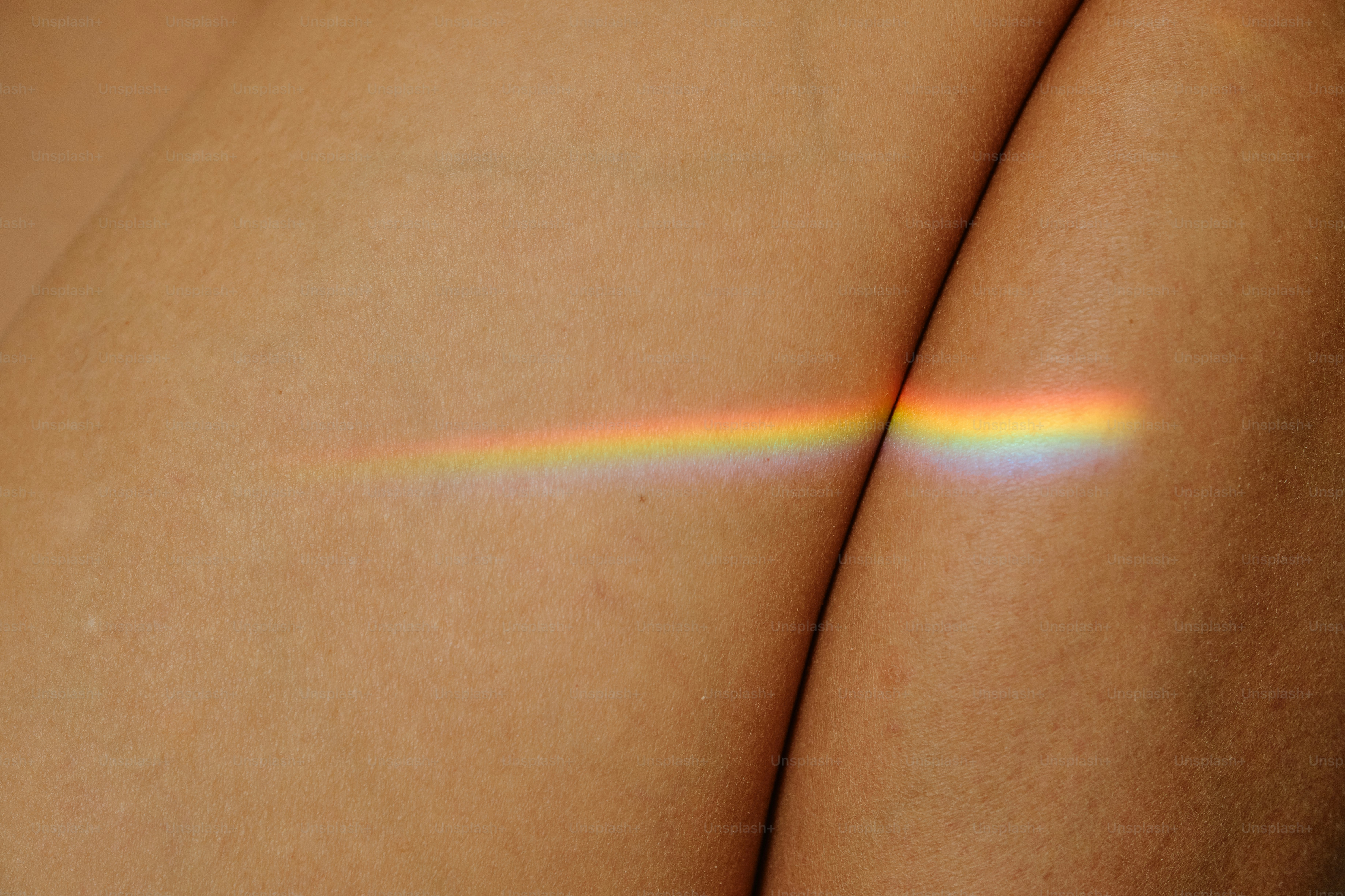 Espectro de luz arcoíris en la piel