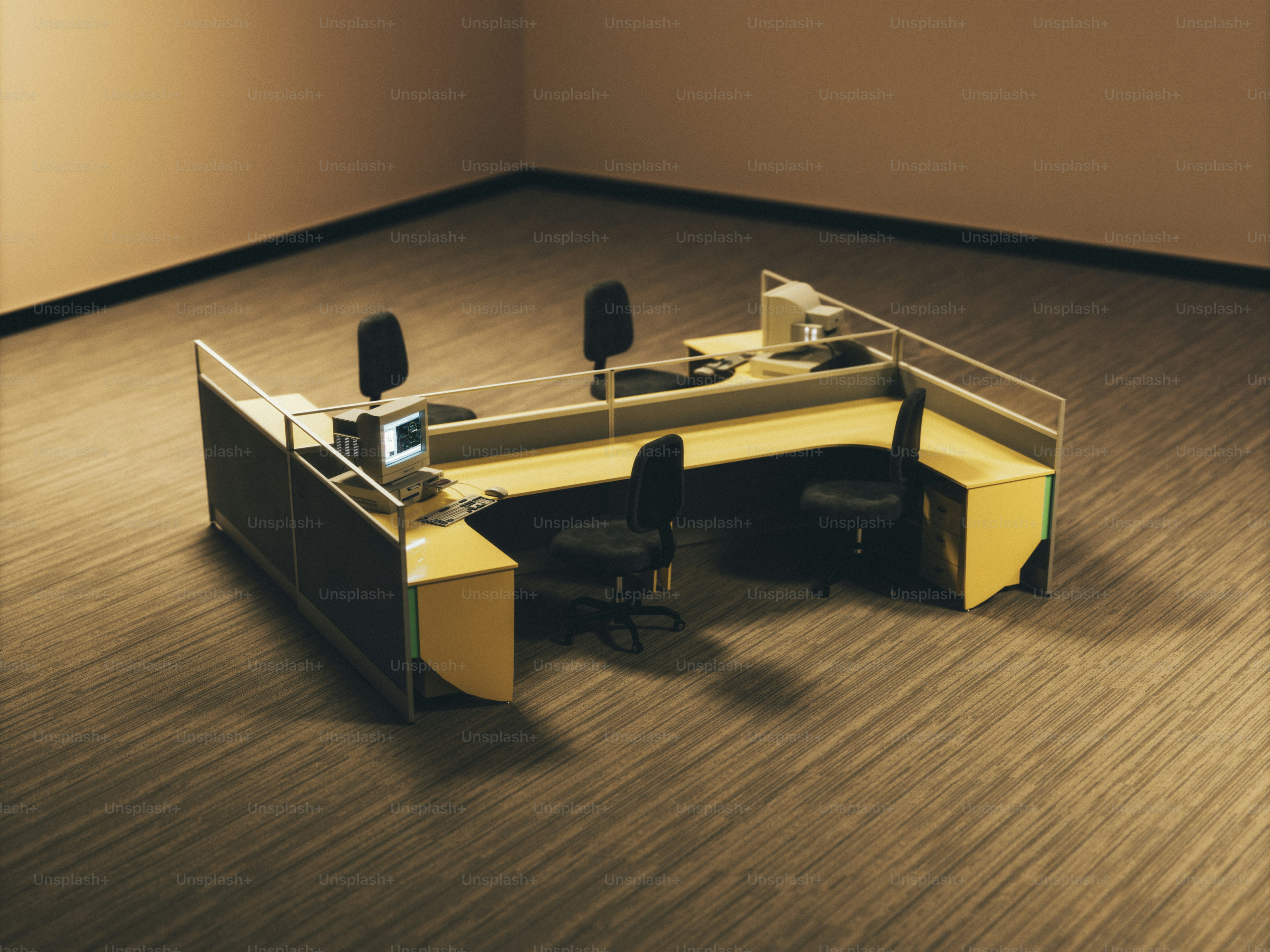 Una scrivania vuota con sedie e sedie.