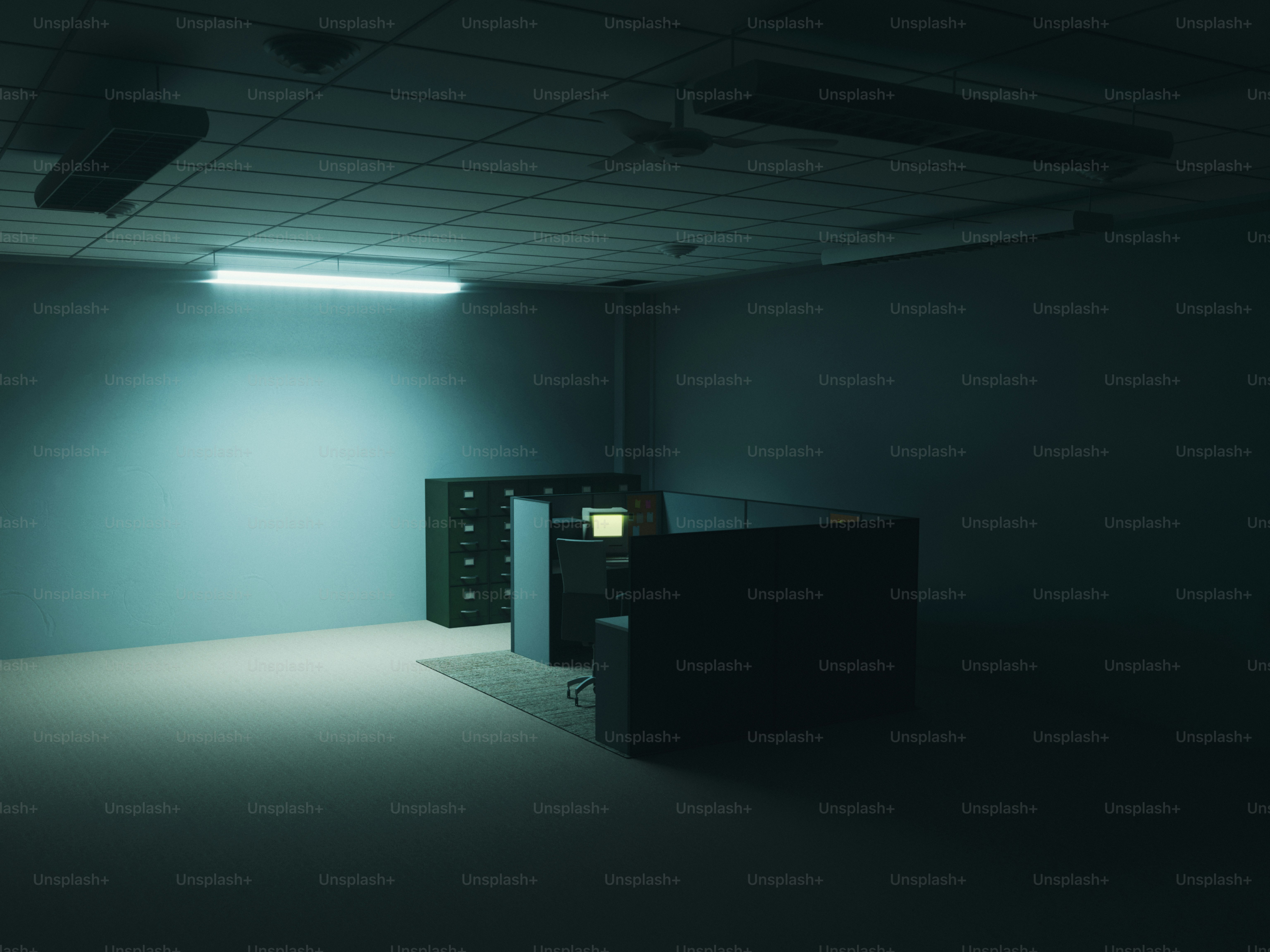 Ufficio poco illuminato con schedari e computer