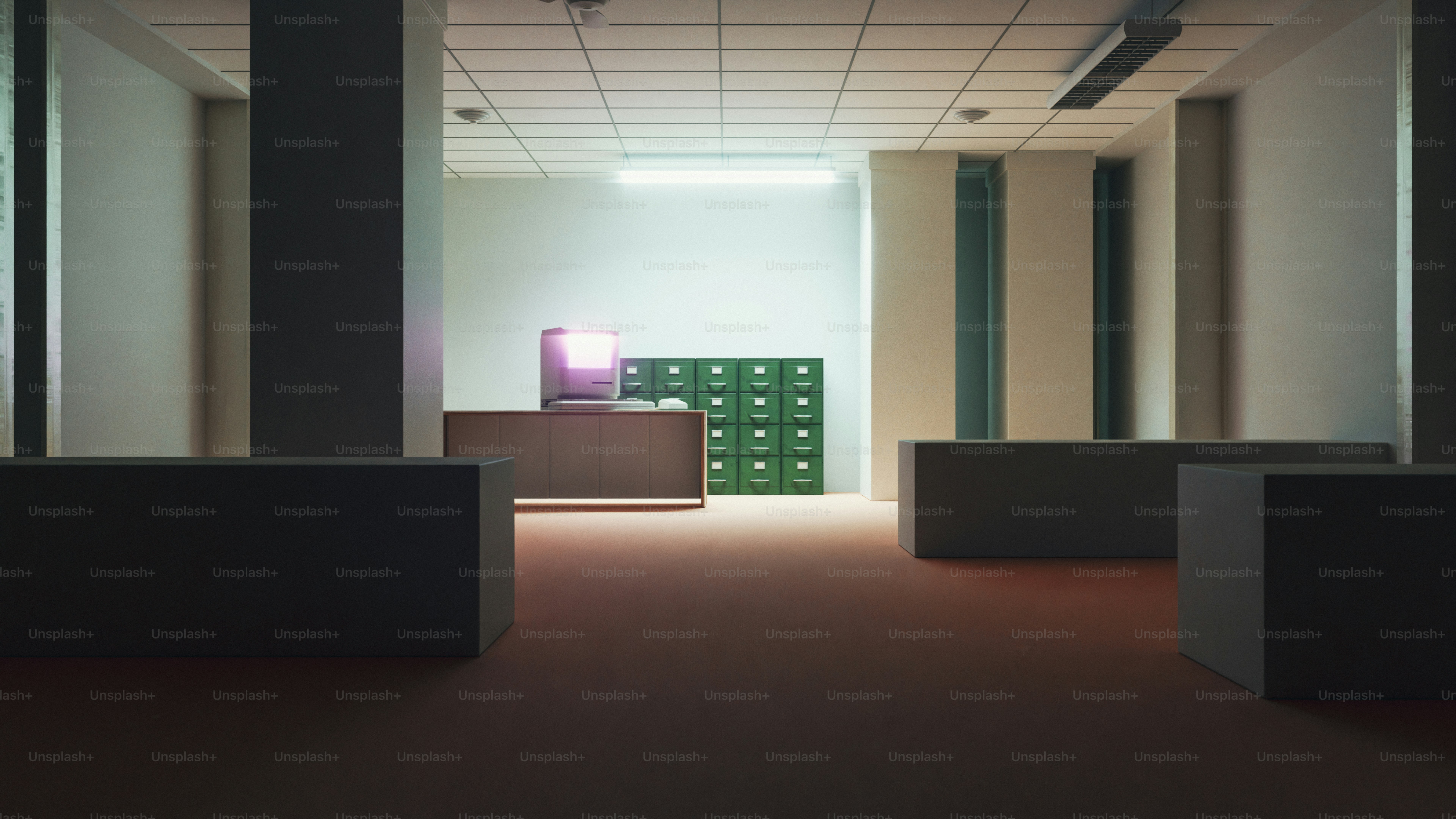 Interno ufficio vuoto con armadietti e scrivania verdi.