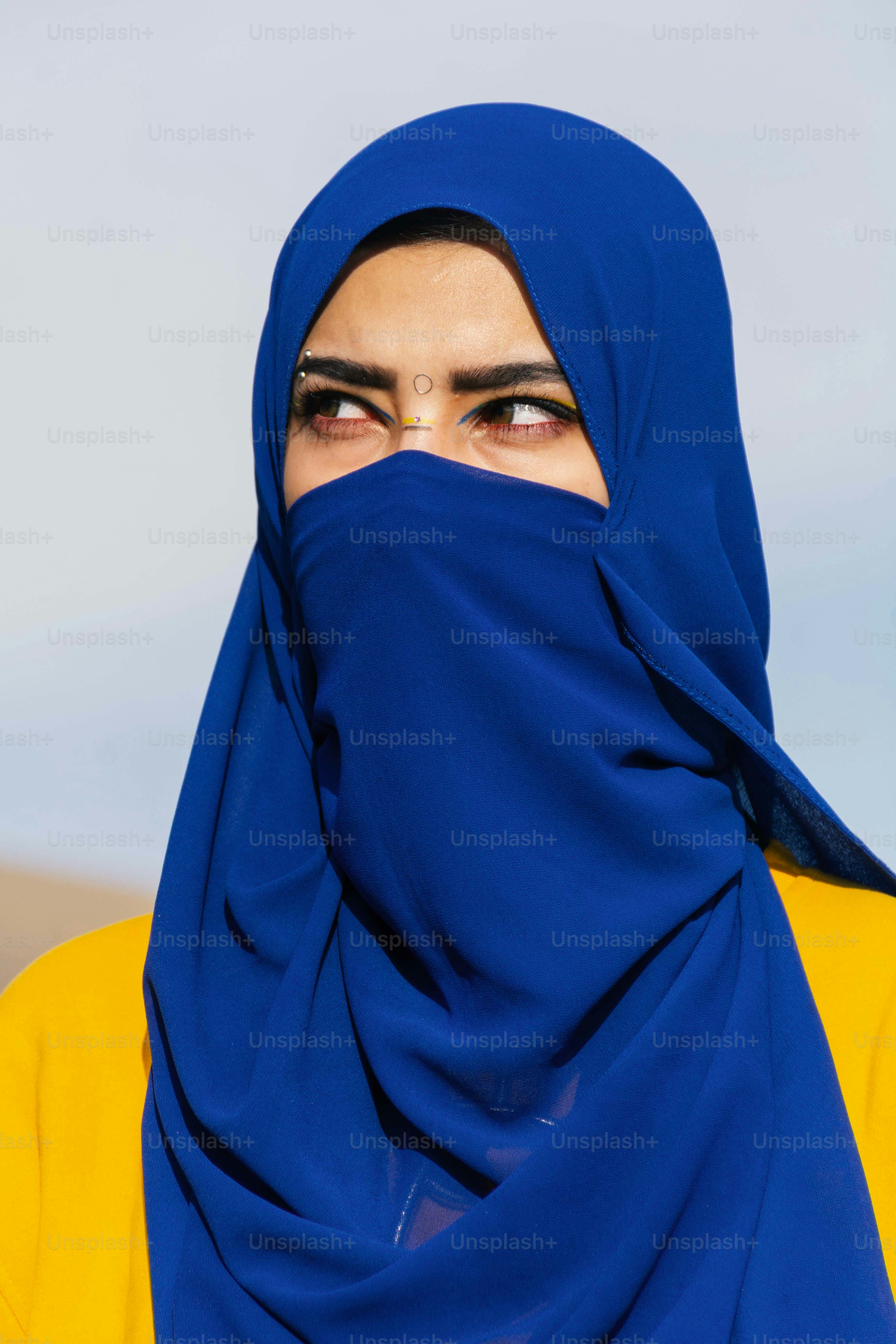 Femme portant un hijab bleu et une chemise jaune