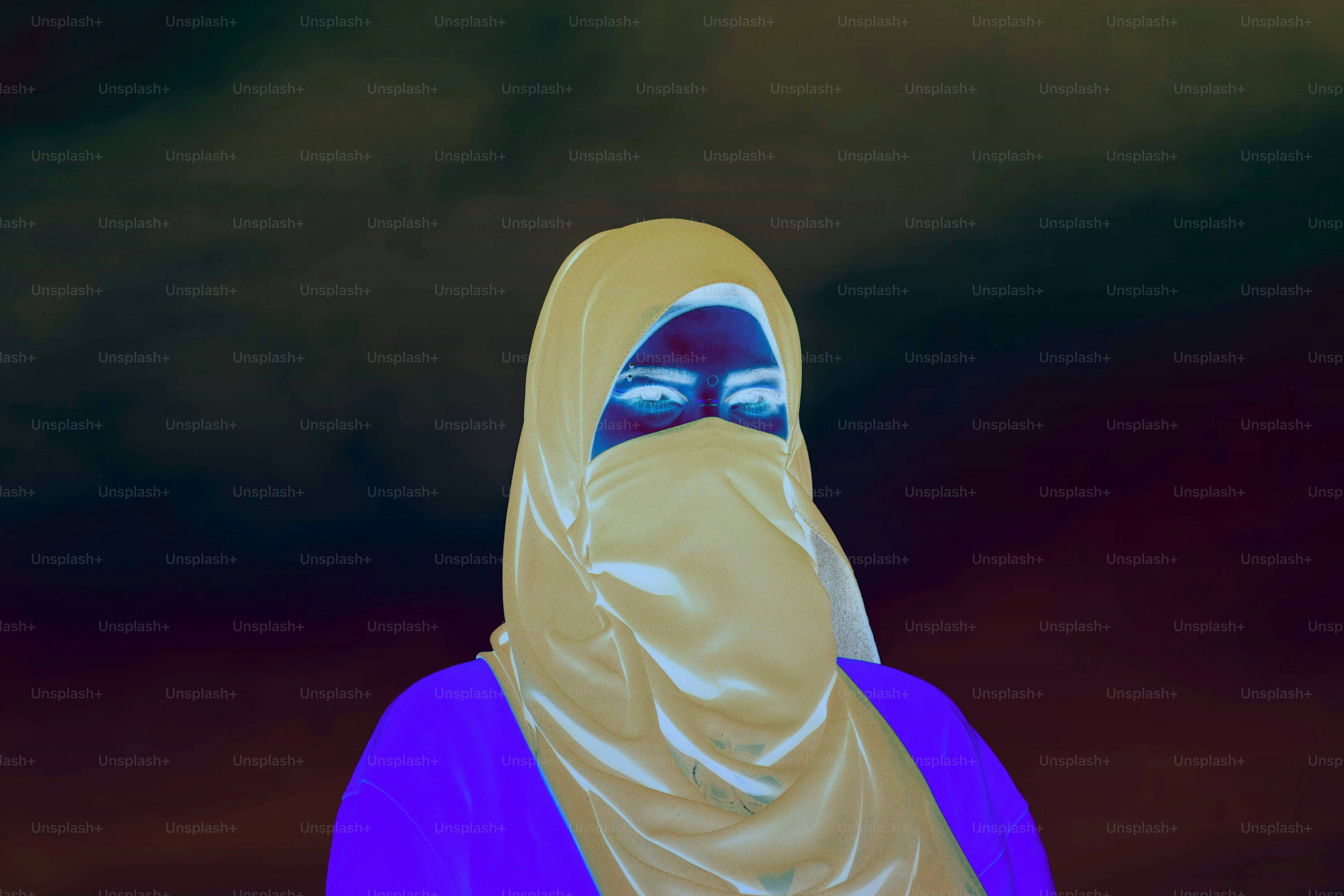 Une personne portant un hijab et le visage couvrant son visage