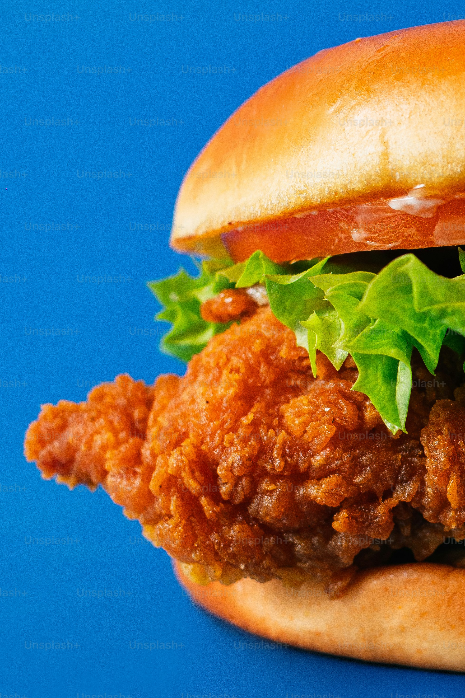 Sandwich au poulet frit croustillant avec laitue et tomate