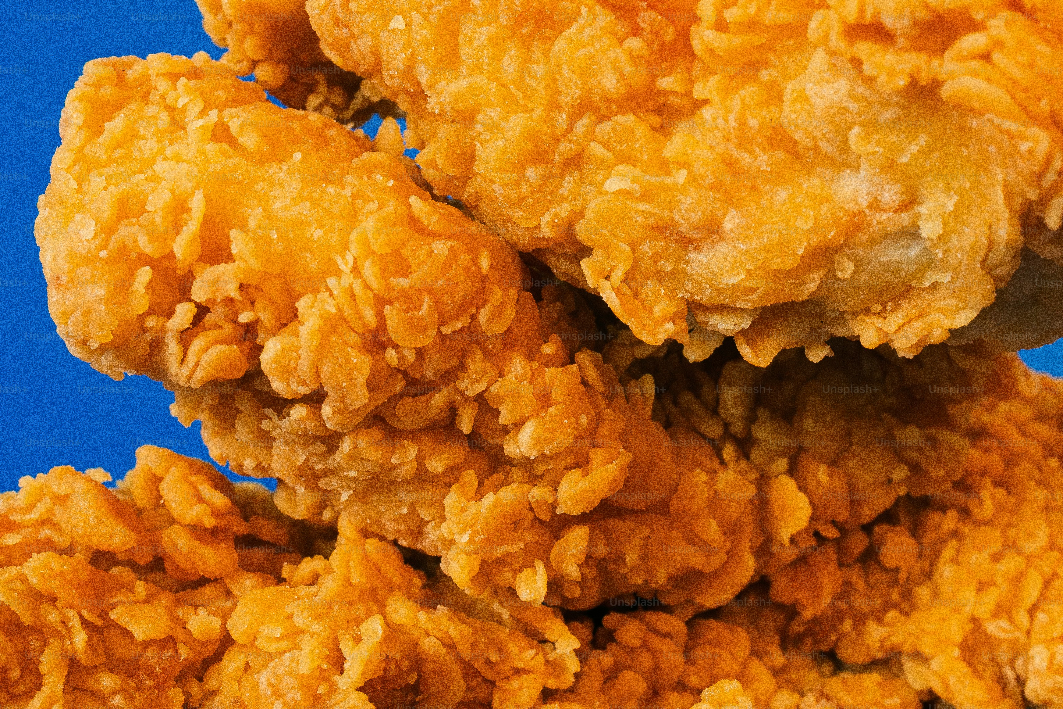 Des tenders de poulet frits croustillants sur un fond bleu