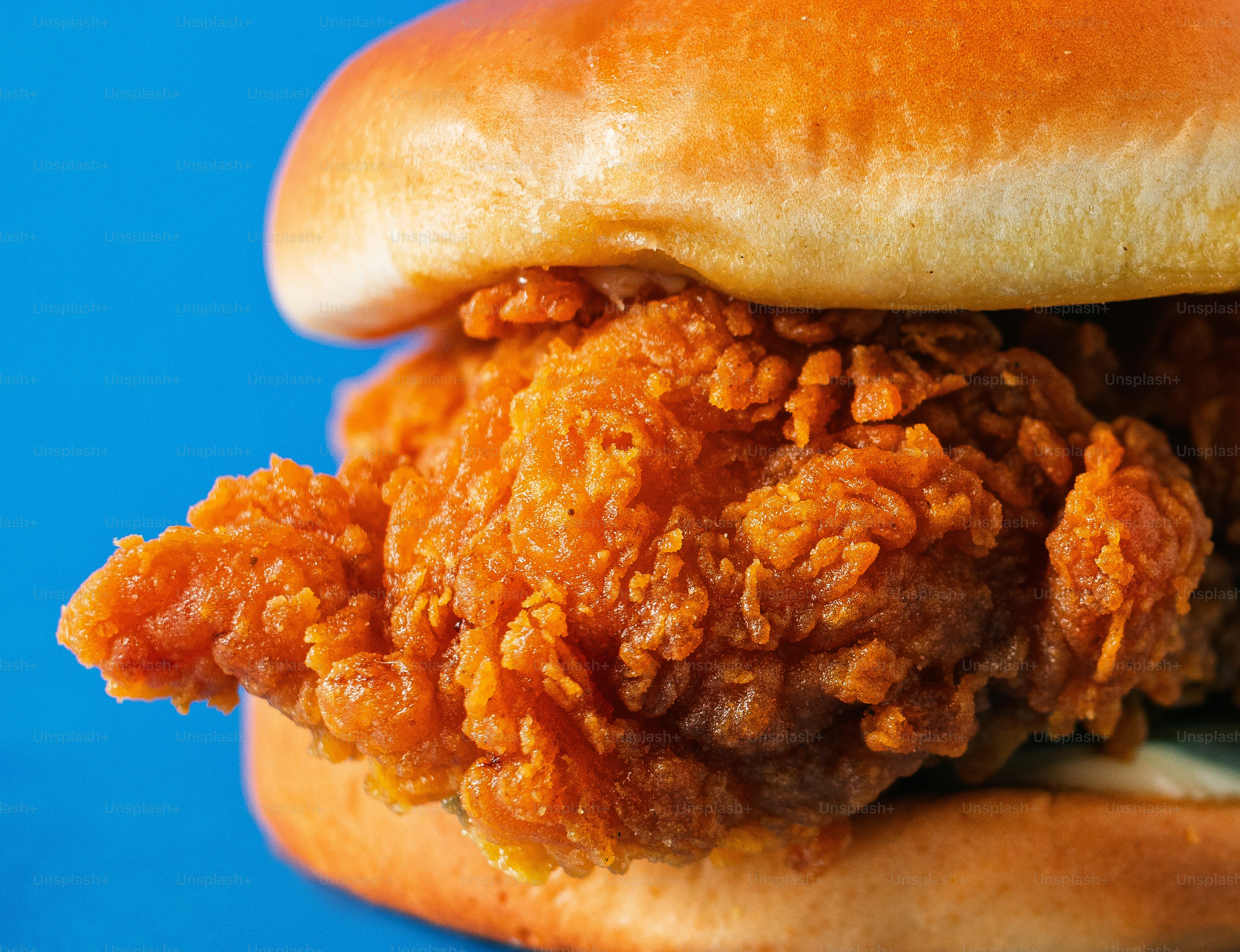 Sandwich au poulet frit croustillant sur fond bleu