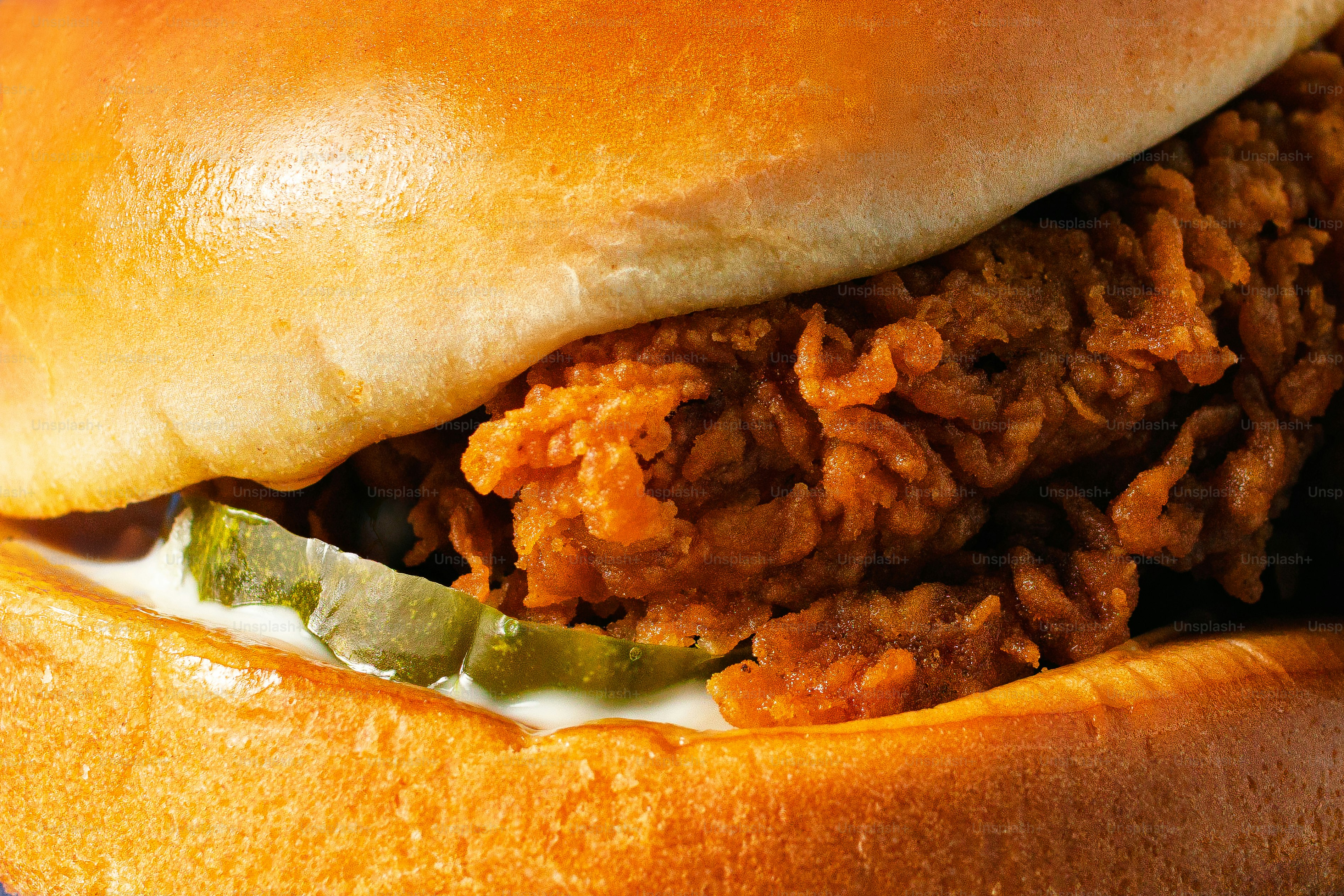Sandwich au poulet frit croustillant avec cornichons et sauce