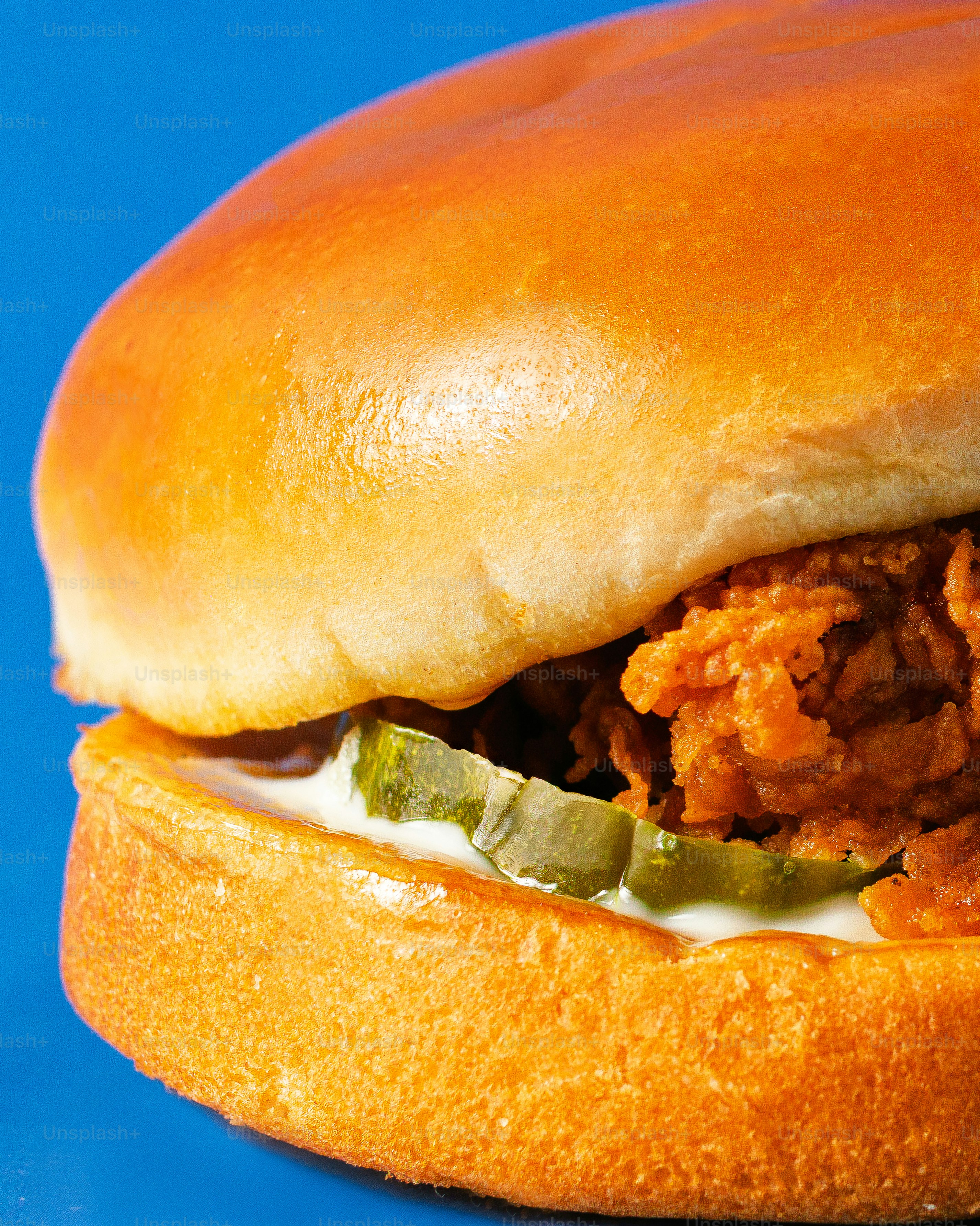 Sandwich au poulet frit croustillant avec cornichons et sauce