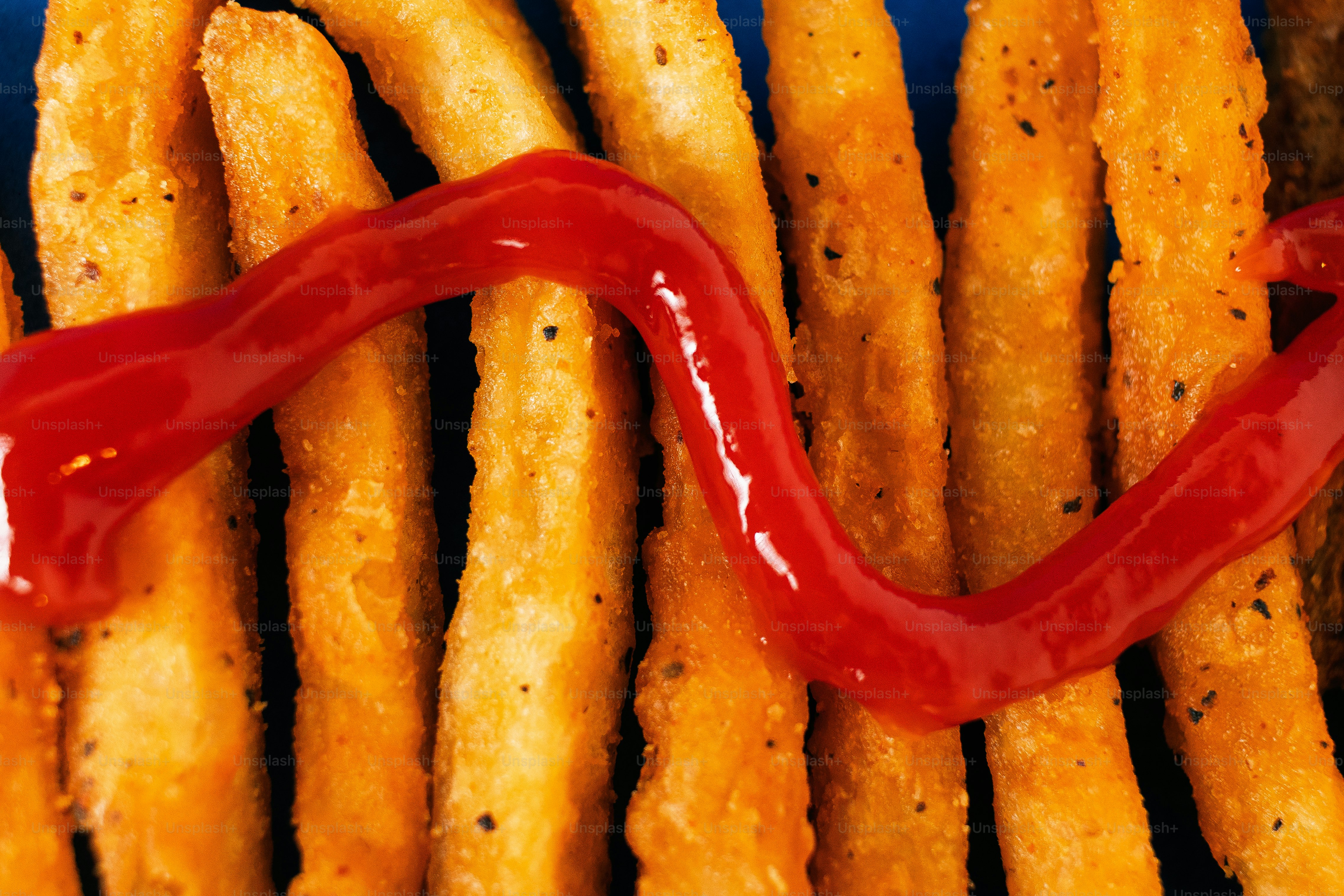 Frites dorées avec un zigzag de ketchup